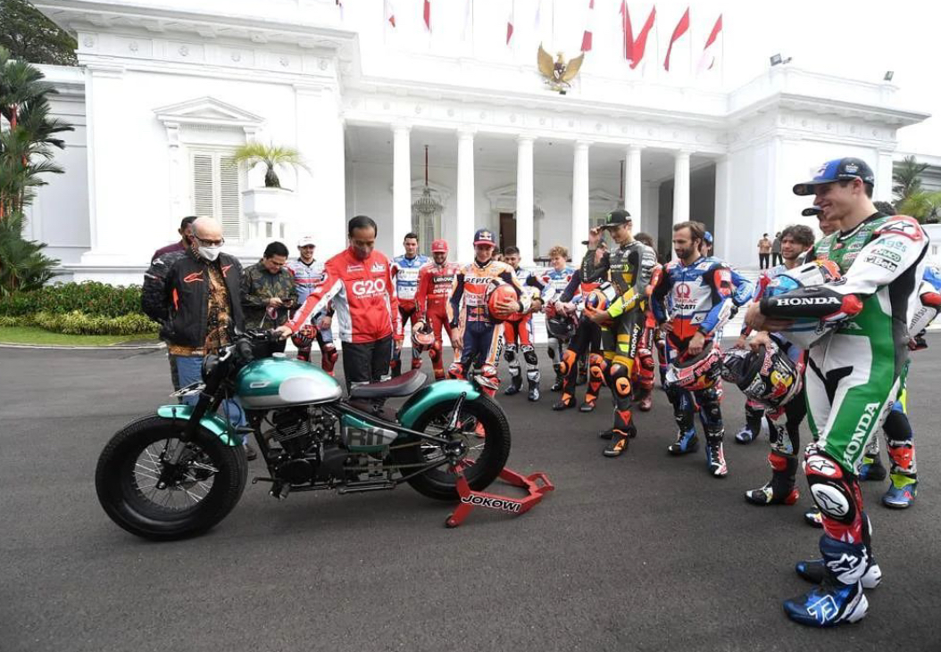 Jokowi pamer motor (sumber gambar : Instagram/Jokowi)