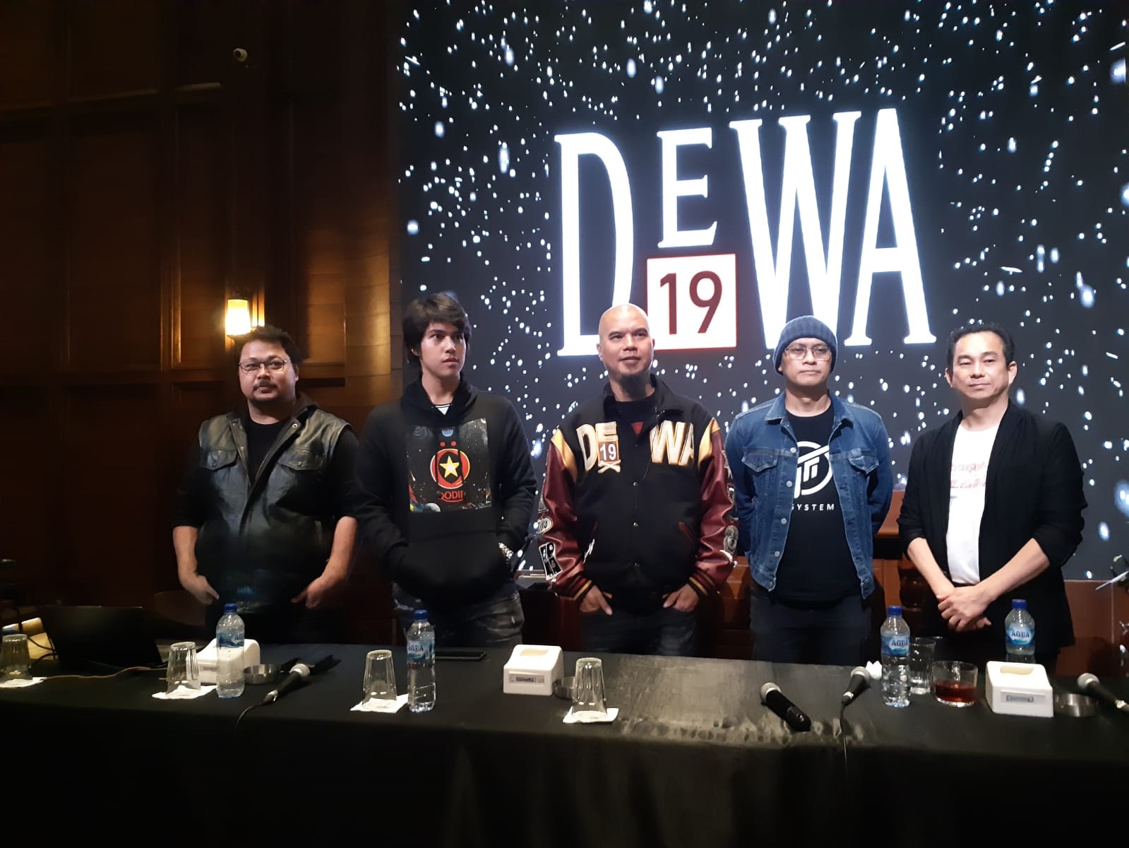 Ahmad Dhani bersama tim dalam acara konferensi pers di daerah Kemang, Jakarta Selatan, Jumat (18/3/2022)- (Sumber gambar: Hypeabis.id/Luke Andaresta)