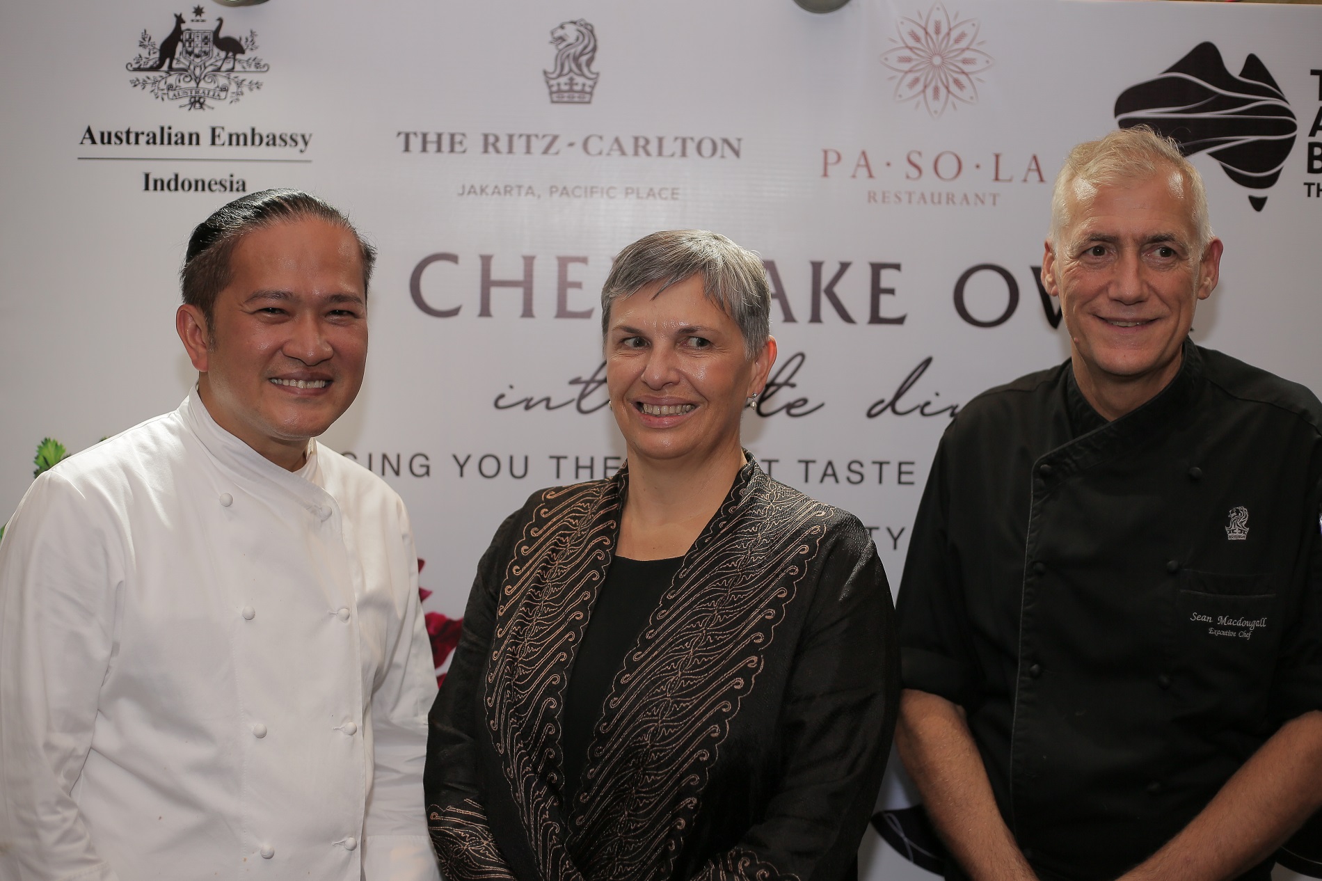 (ki-ka) Chef Chandra Yudasswara, Duta Besar Australia untuk Indonesia Penny Williams, dan Executive Chef Ritz Carlton Pacific Place Sean Macdougall. (Reza Dewanto/Haryanto)