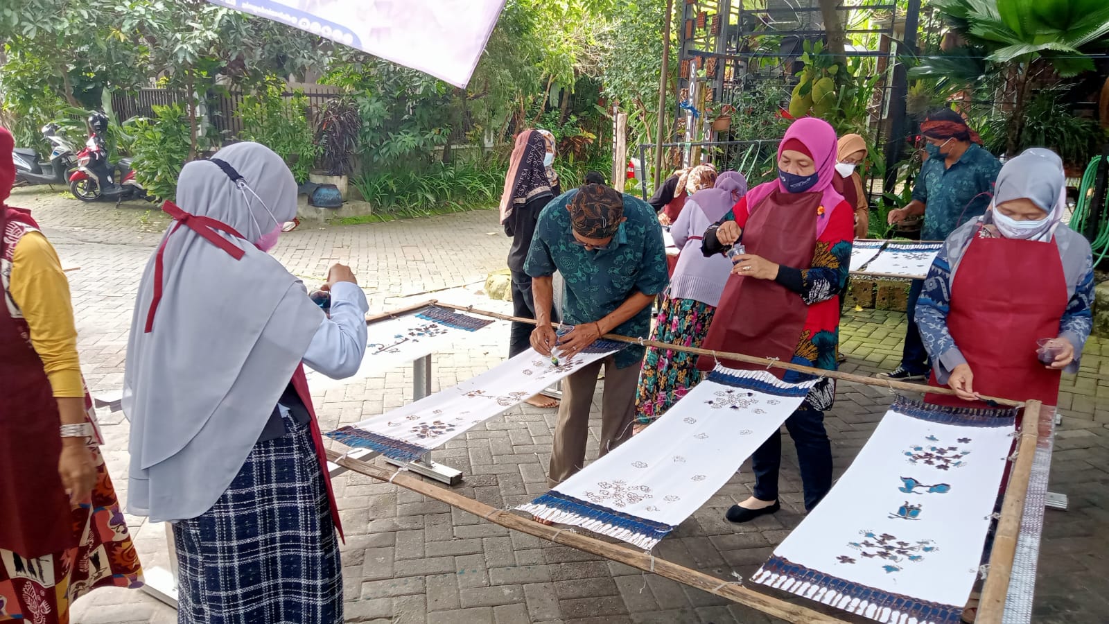 Pelatihan membatik oleh ibu-ibu dari Kota Malang