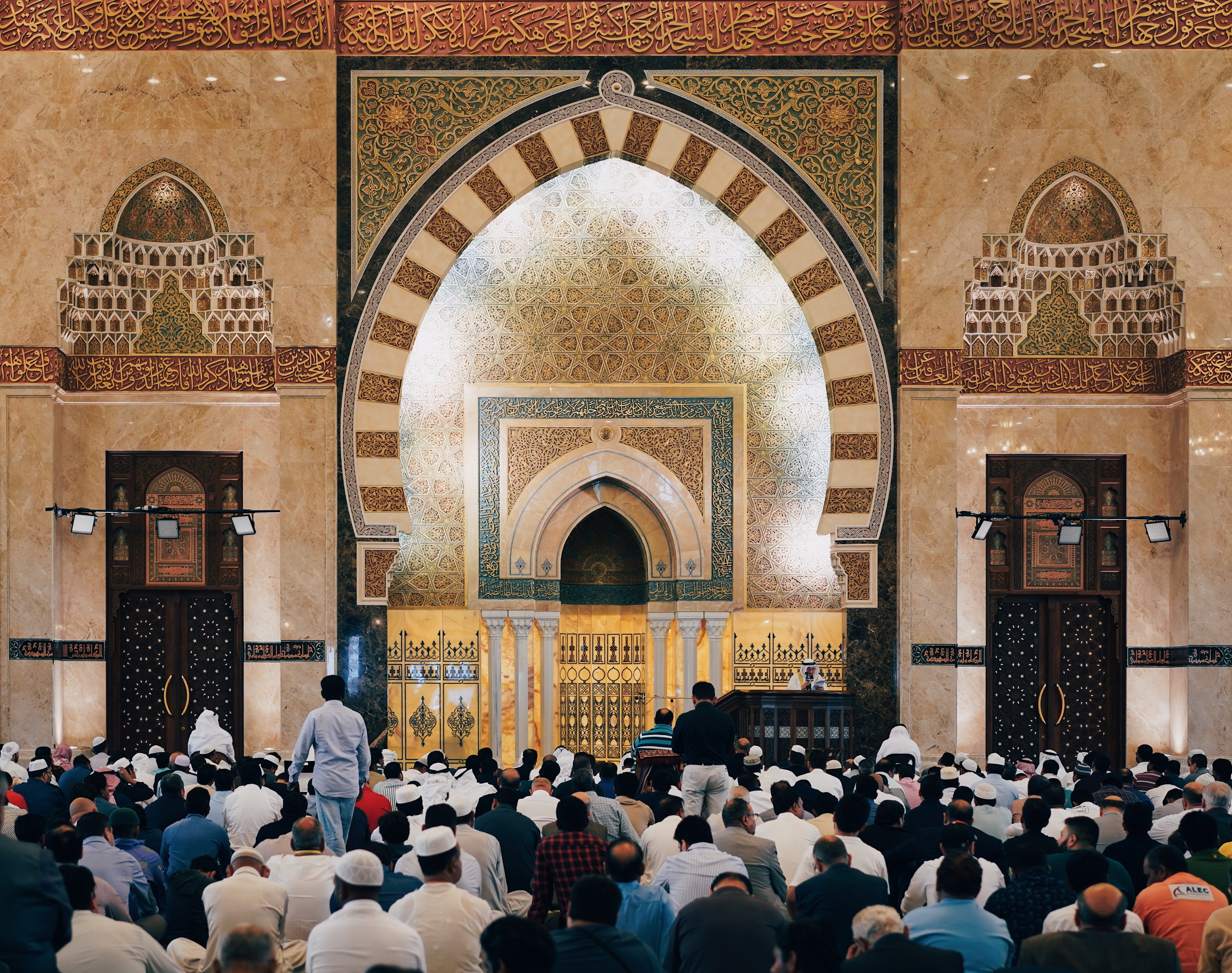 Ilustrasi orang-orang beribadah di masjid (Sumber gambar: Rumman Amin/Unsplash)