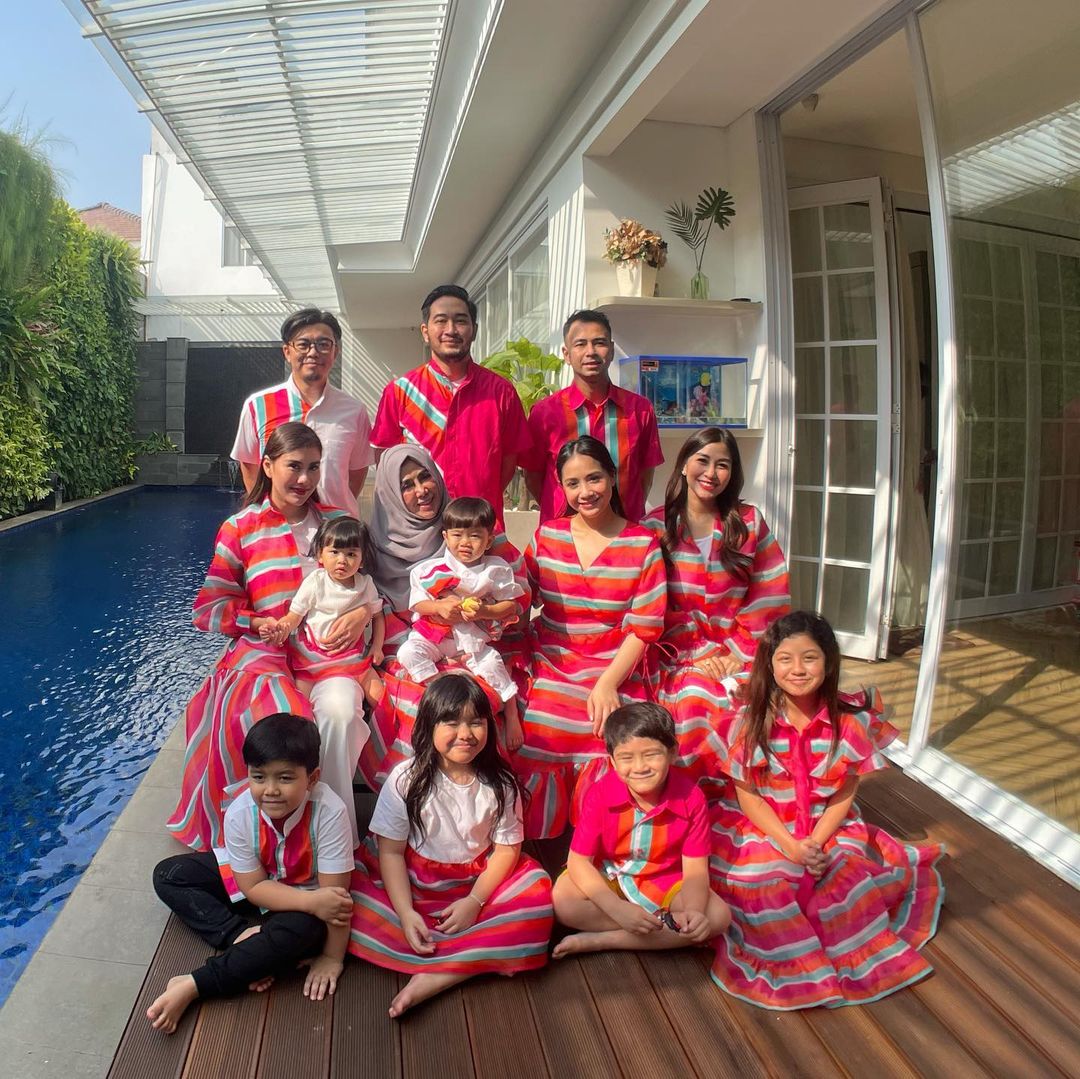 Nisya Saadia Ahmad dan keluarga (Sumber gambar: Nisya Saadia Ahmad Official Instagram)