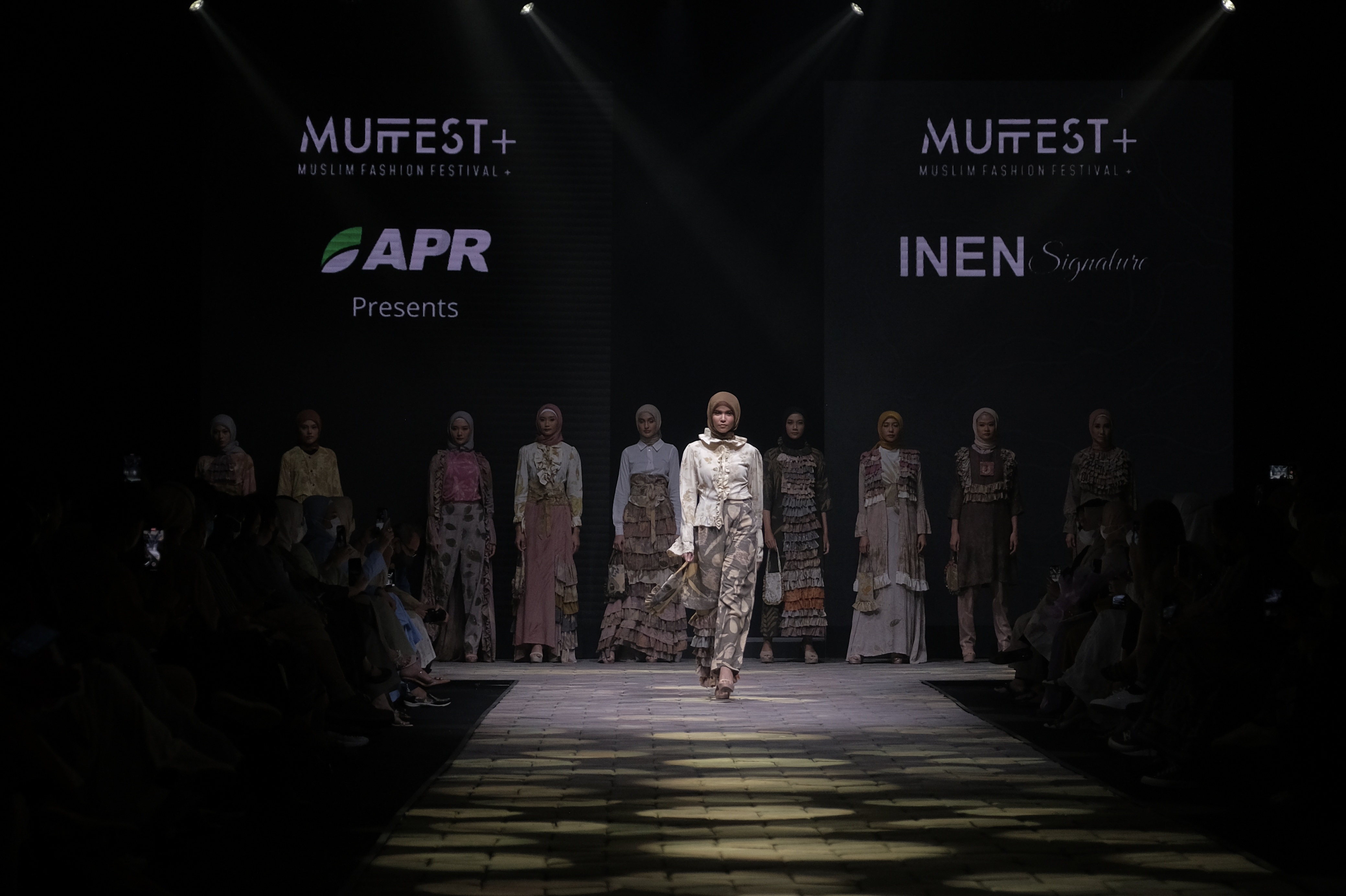 Koleksi UMKM INEN Signature dalam Sustainable Modest Fashion, Muslim Fashion Festival (MUFFEST+) 2022, Kamis (21/04/2022). (Sumber: MUFFEST+ 2022)