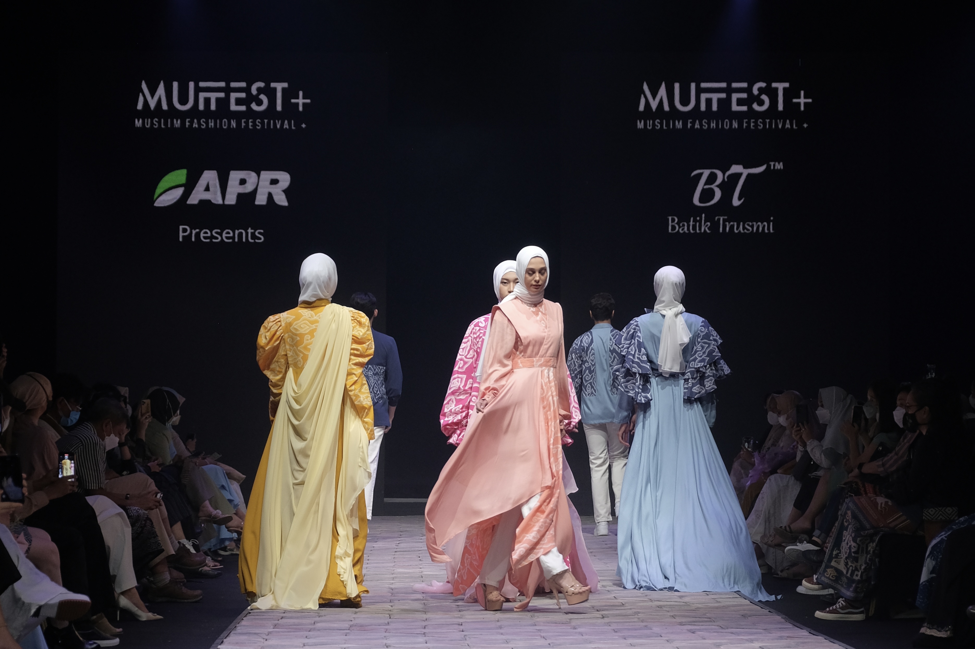 Koleksi UMKM BT Batik Trusmi dalam Sustainable Modest Fashion, Muslim Fashion Festival (MUFFEST+) 2022, Kamis (21/04/2022). (Sumber: MUFFEST+ 2022)