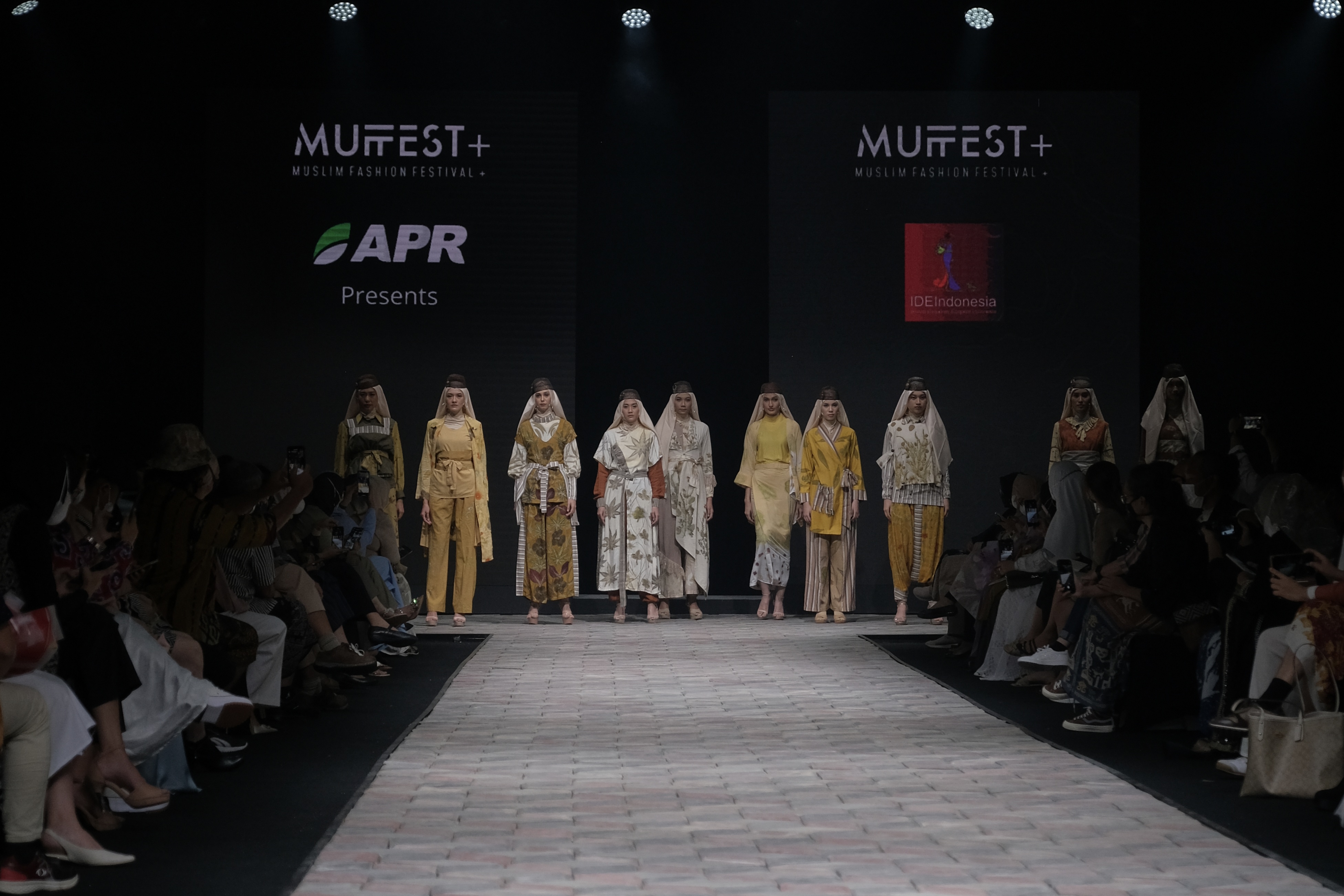 Koleksi UMKM IDE Indonesia dalam Sustainable Modest Fashion, Muslim Fashion Festival (MUFFEST+) 2022, Kamis (21/04/2022). (Sumber: MUFFEST+ 2022)