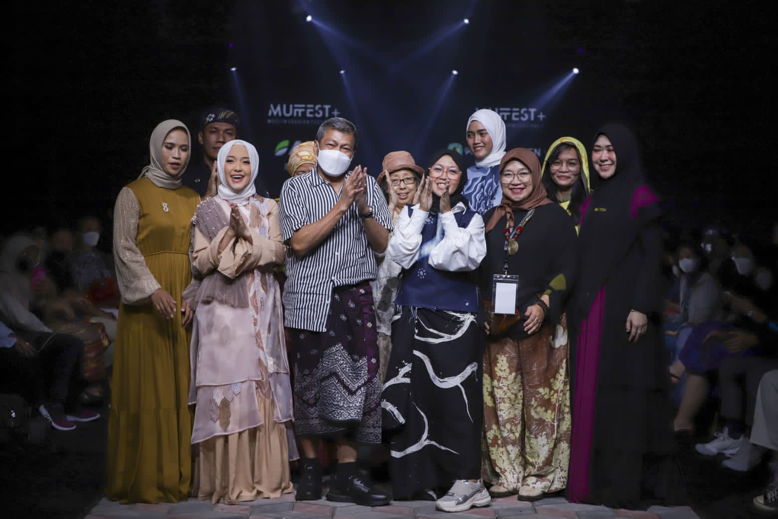 Direktur APR Basrie Kamba (tengah kiri) dan para desainer dari tujuh UMKM dalam Sustainable Modest Fashion, MUFFEST+ 2022. (Sumber gambar: MUFFEST+ 2022)