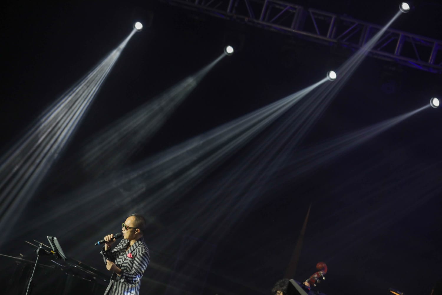 Penampilan musisi Sandi Sundoro yang berduet dengan Candra Darusman dalam ajang BNI Java Jazz Festival (JJF) 2022 di Jakarta, Sabtu (28/5). (Sumber Gambar: Hypeabis/Himawan L Nugraha)