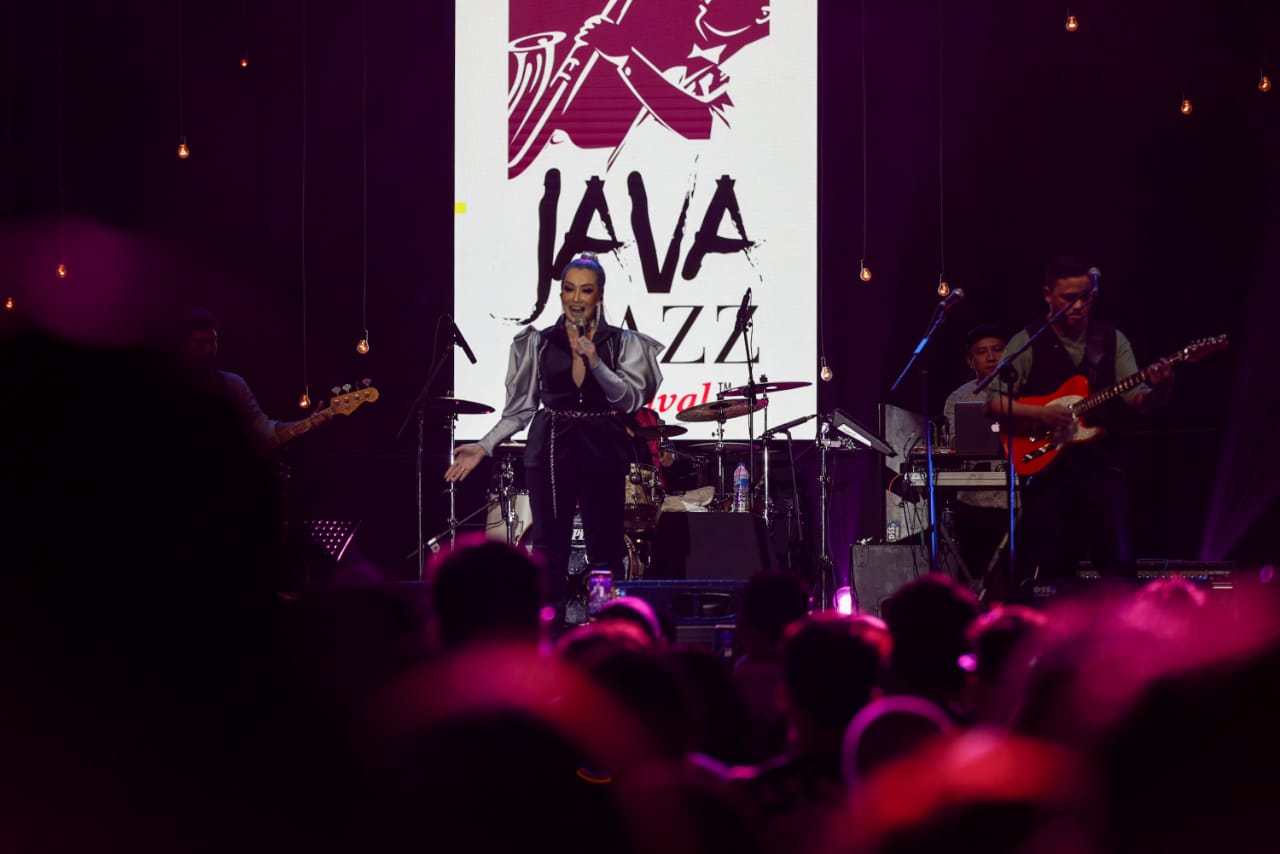 Penampilan musisi Reza Artamevia dalam ajang BNI Java Jazz Festival (JJF) 2022 di Jakarta, Minggu (29/5). (Suselo Jati/Hypeabis.id)
