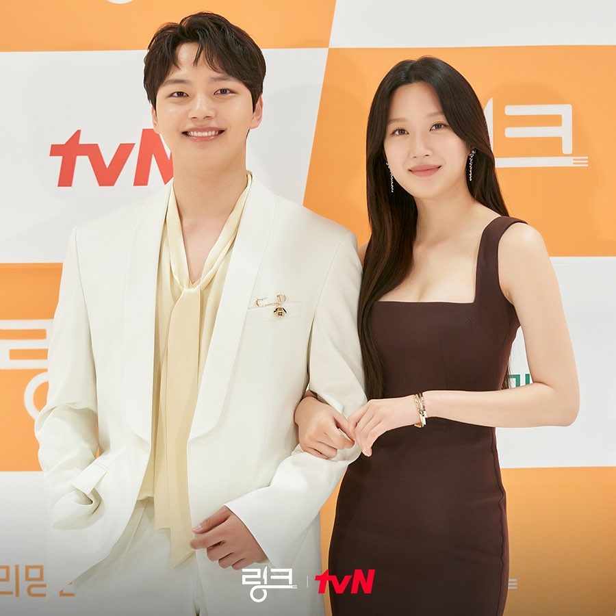  Yeo Jin-goo dan Moon Ga-young dalam konferensi pers Link: Eat, Love, Kill. (Sumber gambar: tvN)