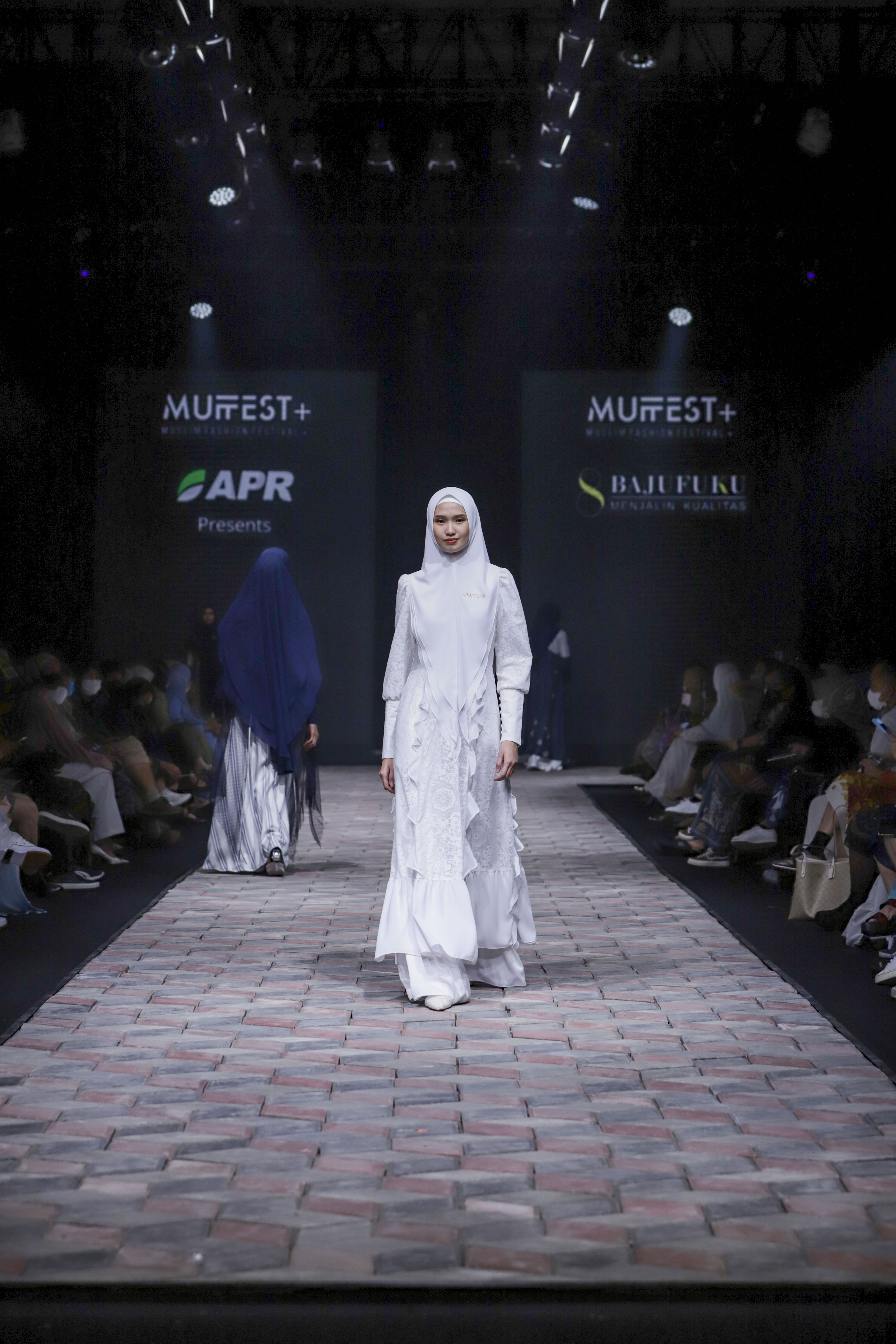 Model terusan dari Bajufuku dalam Sustainable Modest Fashion, Muslim Fashion Festival (MUFFEST+) 2022, Kamis (21/04/2022). (Sumber: MUFFEST+ 2022)