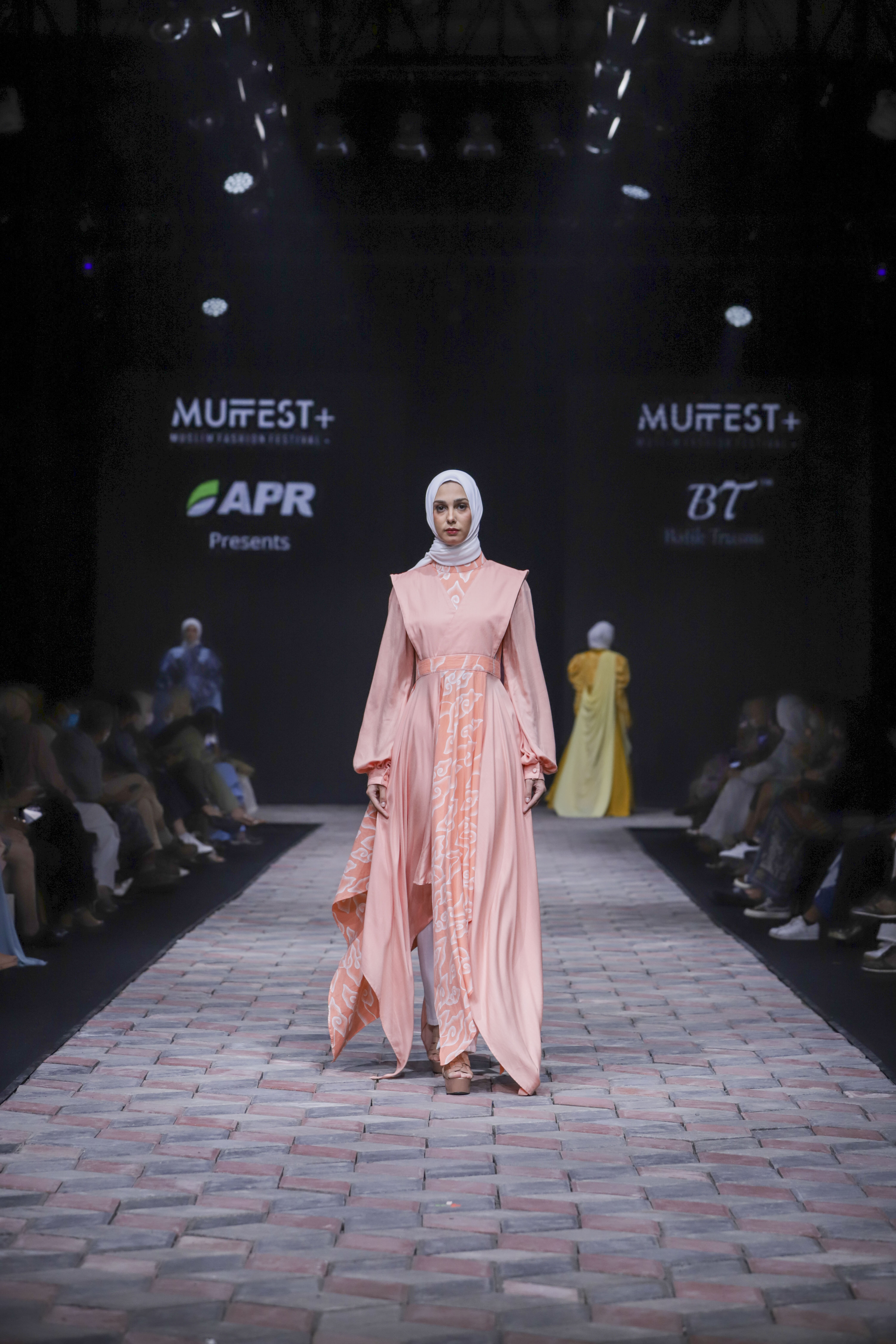 Model pakaian terusan dari BT Batik Trusmi dalam Sustainable Modest Fashion, Muslim Fashion Festival (MUFFEST+) 2022, Kamis (21/04/2022). (Sumber: MUFFEST+ 2022)