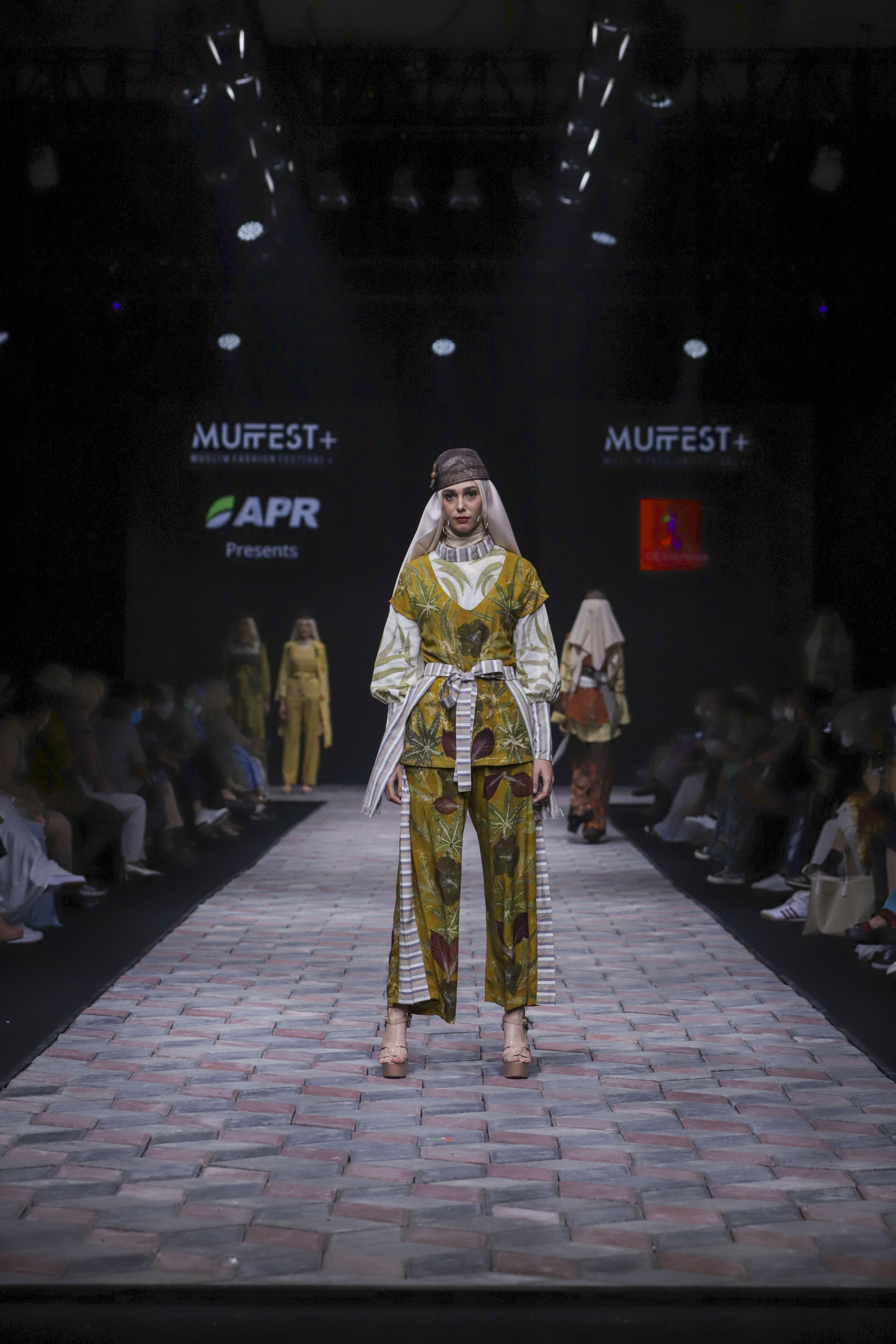 Model celana longgar dari IDE Indonesia dalam Sustainable Modest Fashion, Muslim Fashion Festival (MUFFEST+) 2022, Kamis (21/04/2022). (Sumber: MUFFEST+ 2022)