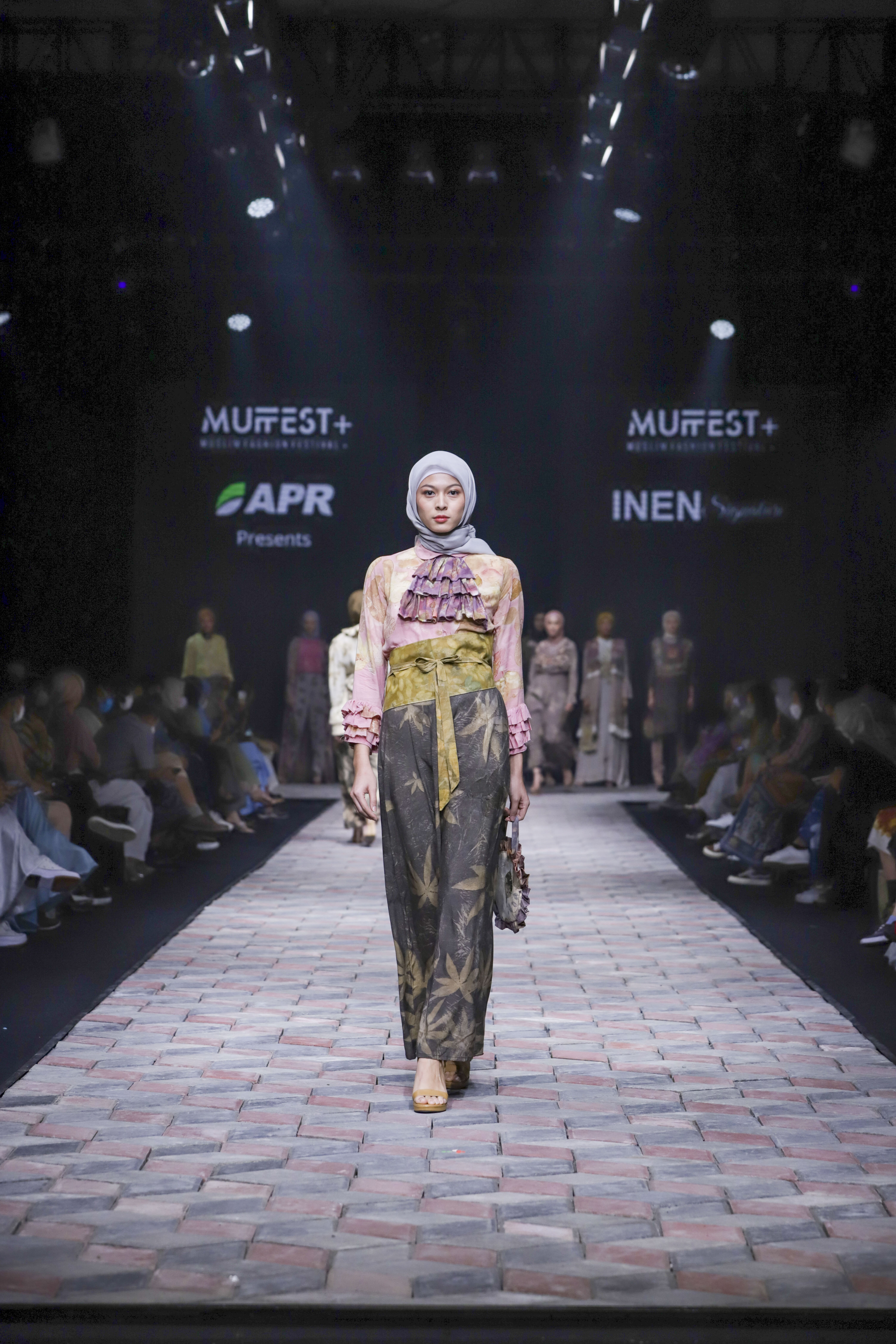 Model celana longgar dari INEN Signature dalam Sustainable Modest Fashion, Muslim Fashion Festival (MUFFEST+) 2022, Kamis (21/04/2022). (Sumber: MUFFEST+ 2022)