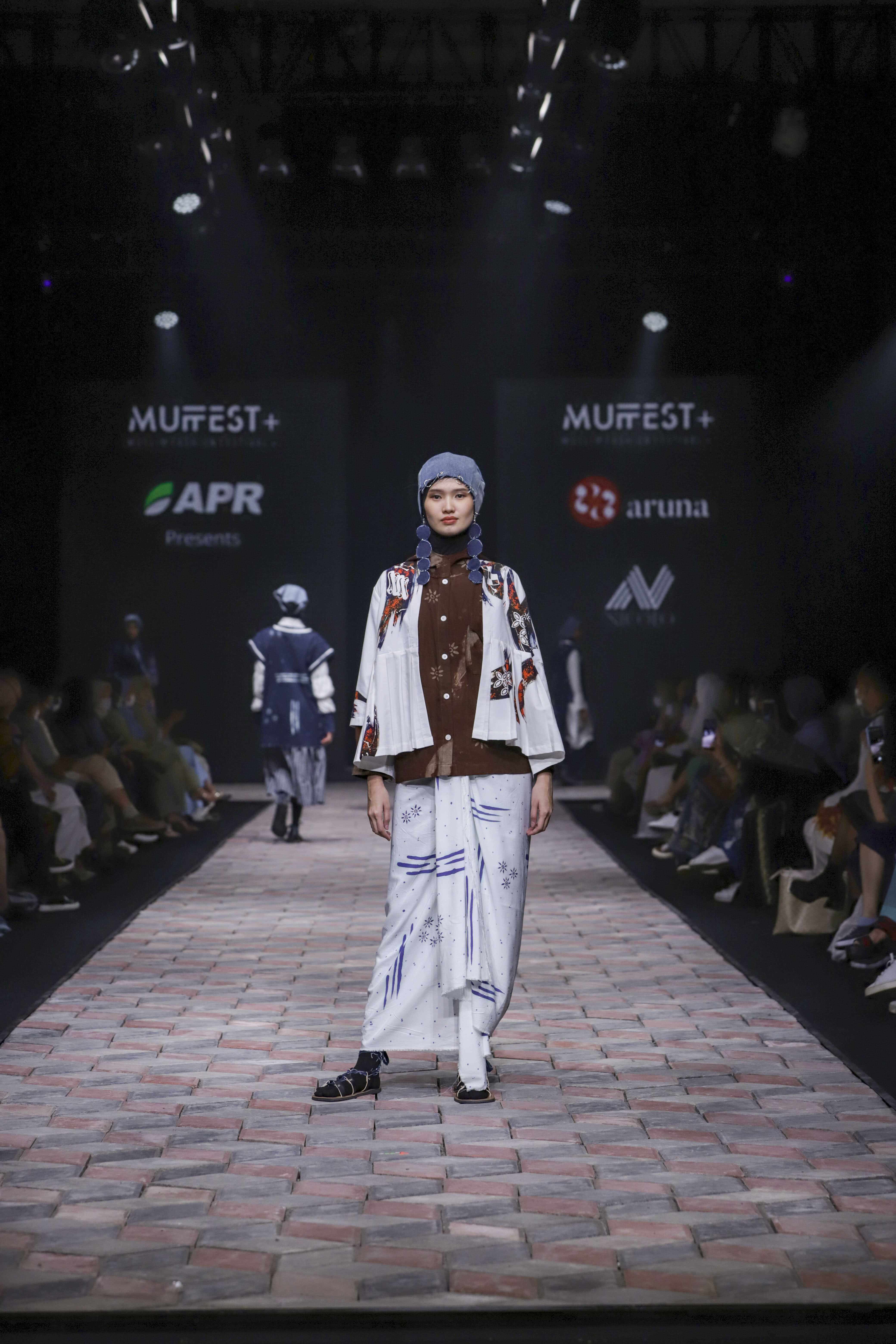 Model rok maxi dari Aruna Creative X Nicolo dalam Sustainable Modest Fashion, Muslim Fashion Festival (MUFFEST+) 2022, Kamis (21/04/2022). (Sumber: MUFFEST+ 2022)