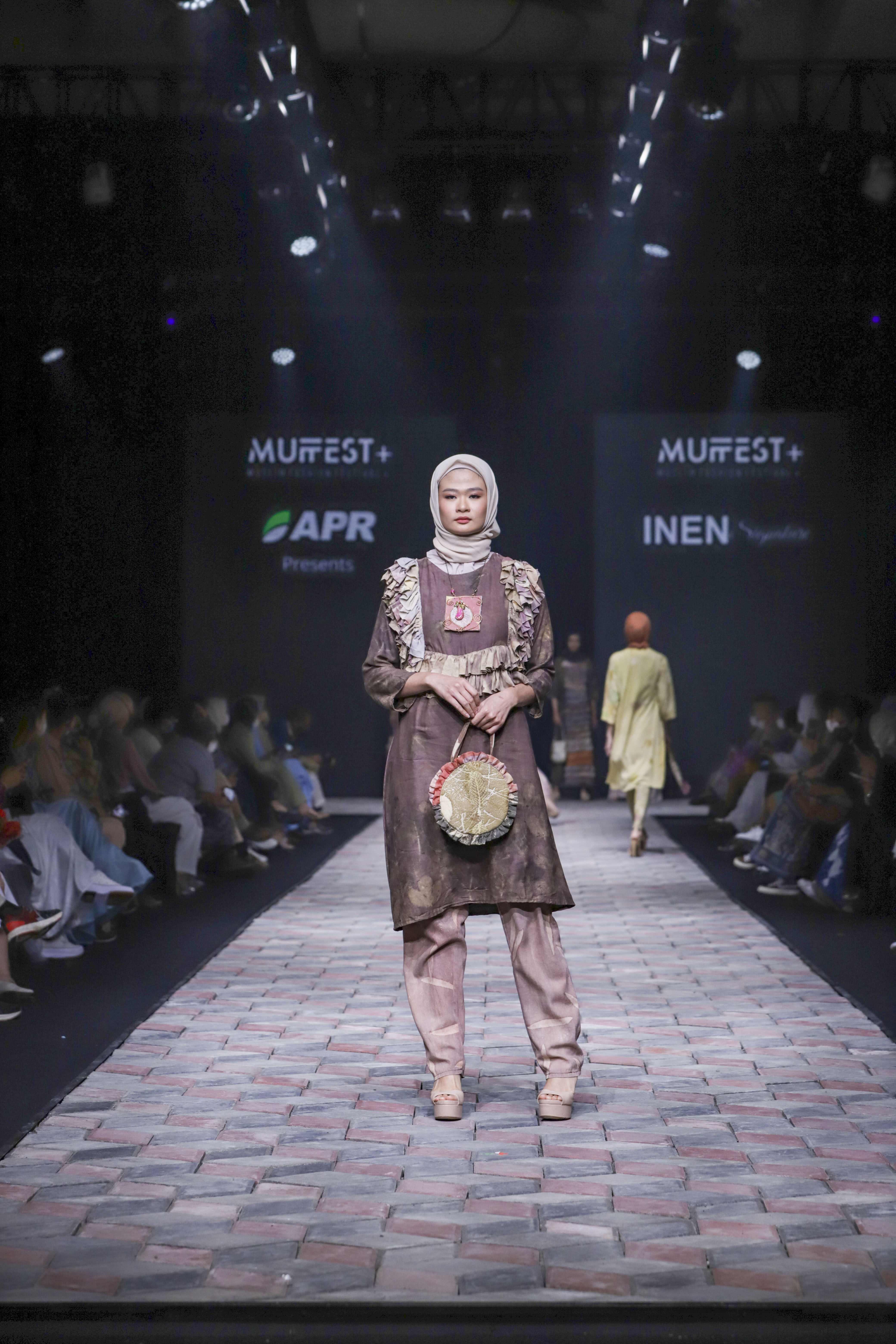 Model pakaian beraksen romantis dari INEN Signature dalam Sustainable Modest Fashion, Muslim Fashion Festival (MUFFEST+) 2022, Kamis (21/04/2022). (Sumber: MUFFEST+ 2022)