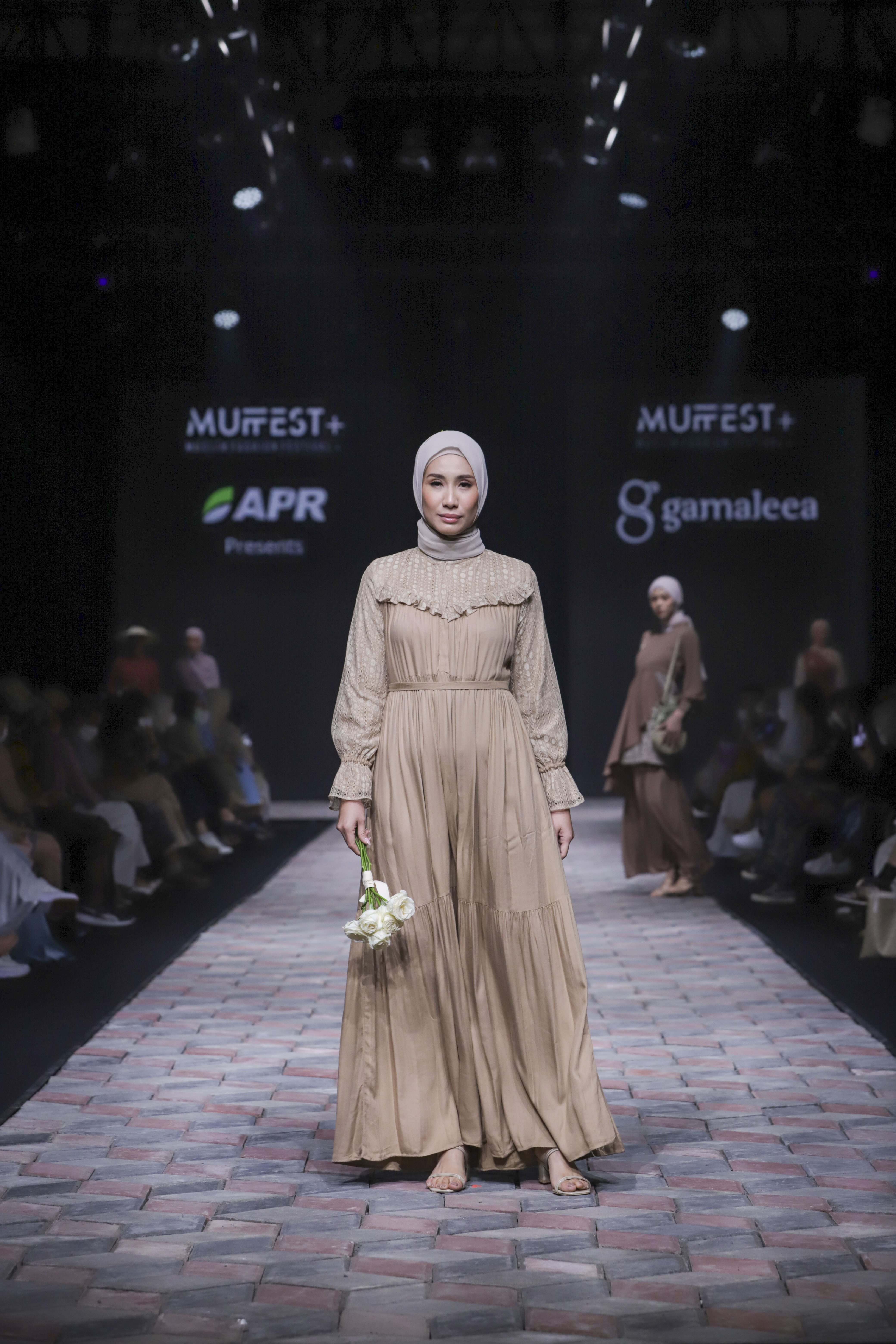 Model pakaian beraksen romantis dari Gamaleea dalam Sustainable Modest Fashion, Muslim Fashion Festival (MUFFEST+) 2022, Kamis (21/04/2022). (Sumber: MUFFEST+ 2022)