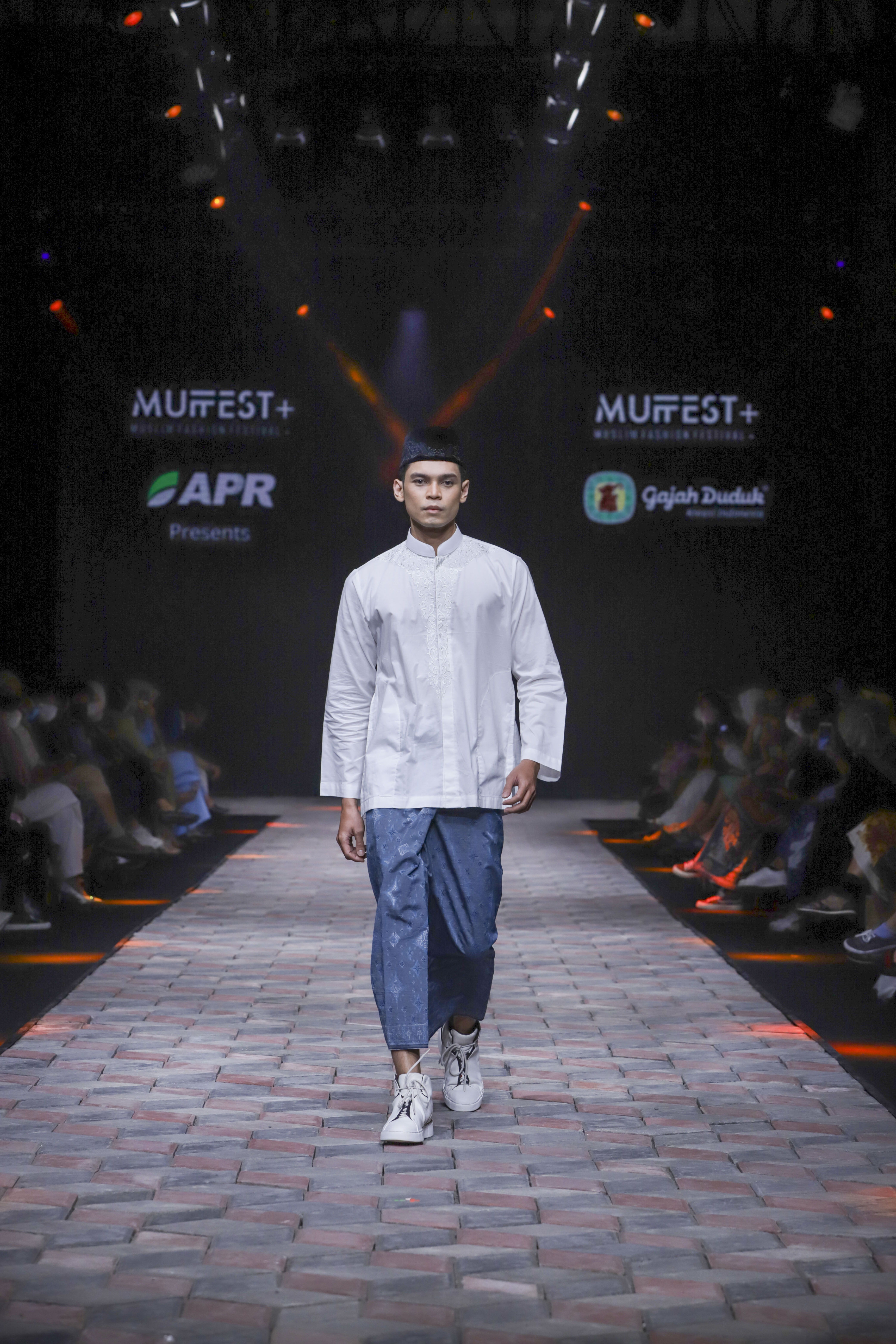 Model pakaian lengan panjang dari Gajah Duduk dalam Sustainable Modest Fashion, Muslim Fashion Festival (MUFFEST+) 2022, Kamis (21/04/2022). (Sumber: MUFFEST+ 2022)