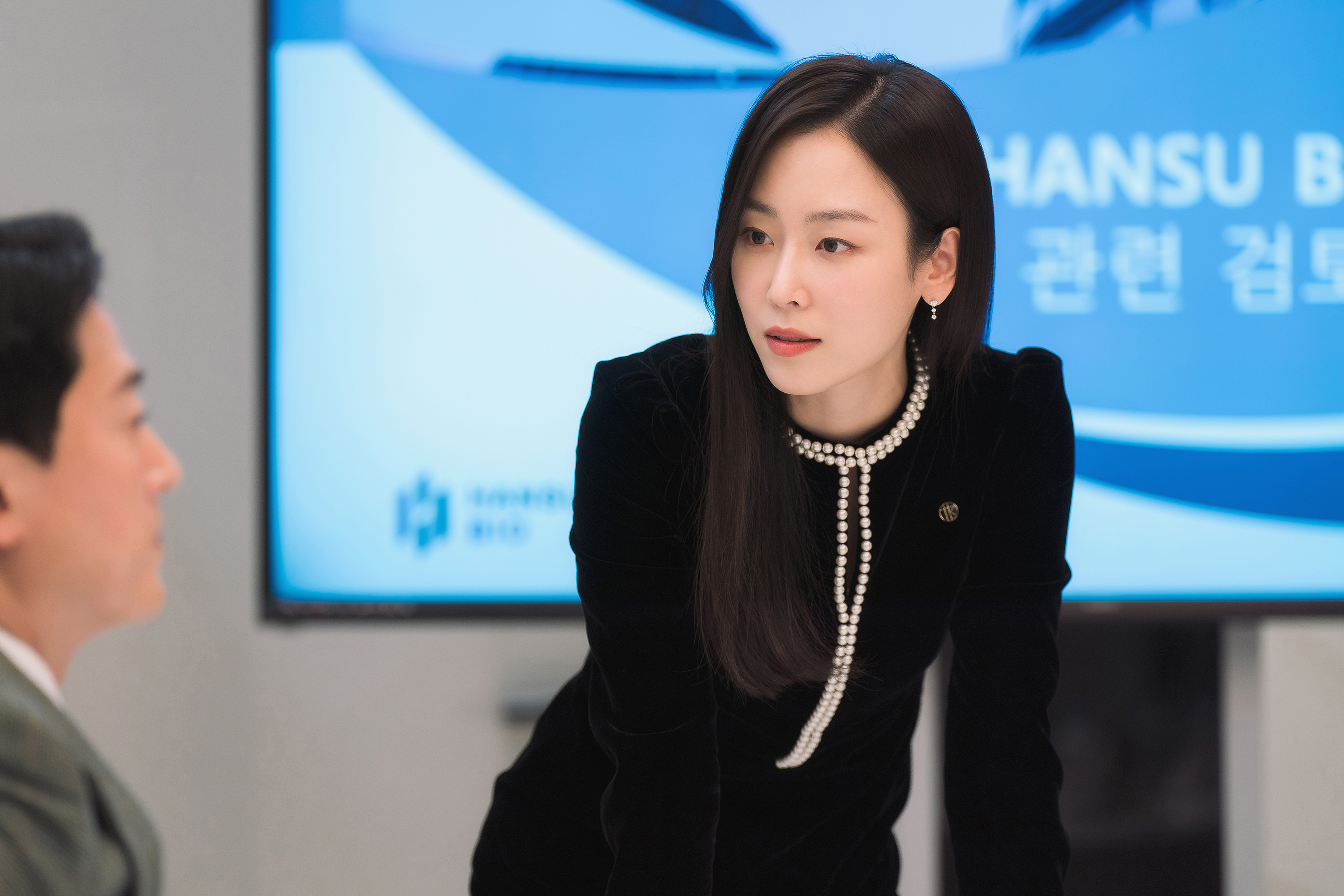 Seo Hyun-jin dalam serial Why Her? (Sumber gambar: SBS/Viu)