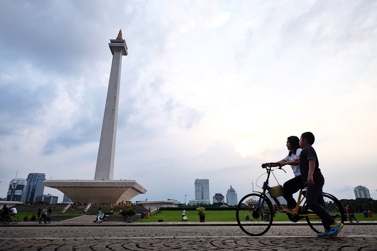 Bersepeda di kawasan Monas