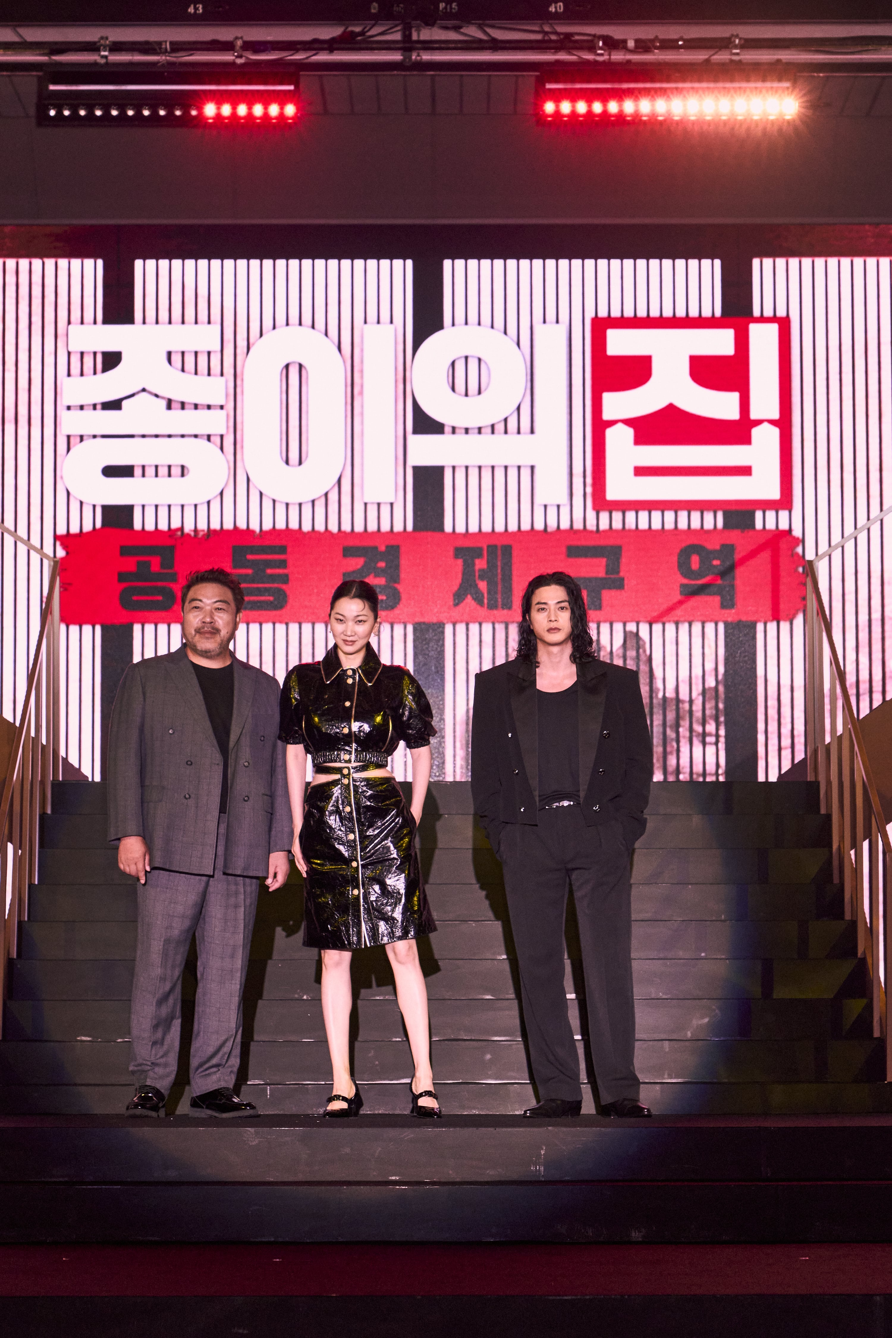 Lee Won-jong (kiri), Jang Yoon-ju, dan Kim Ji-hun dalam konferensi pers Money Heist: Korea - Joint Economic Area. (Sumber gambar: Netflix)