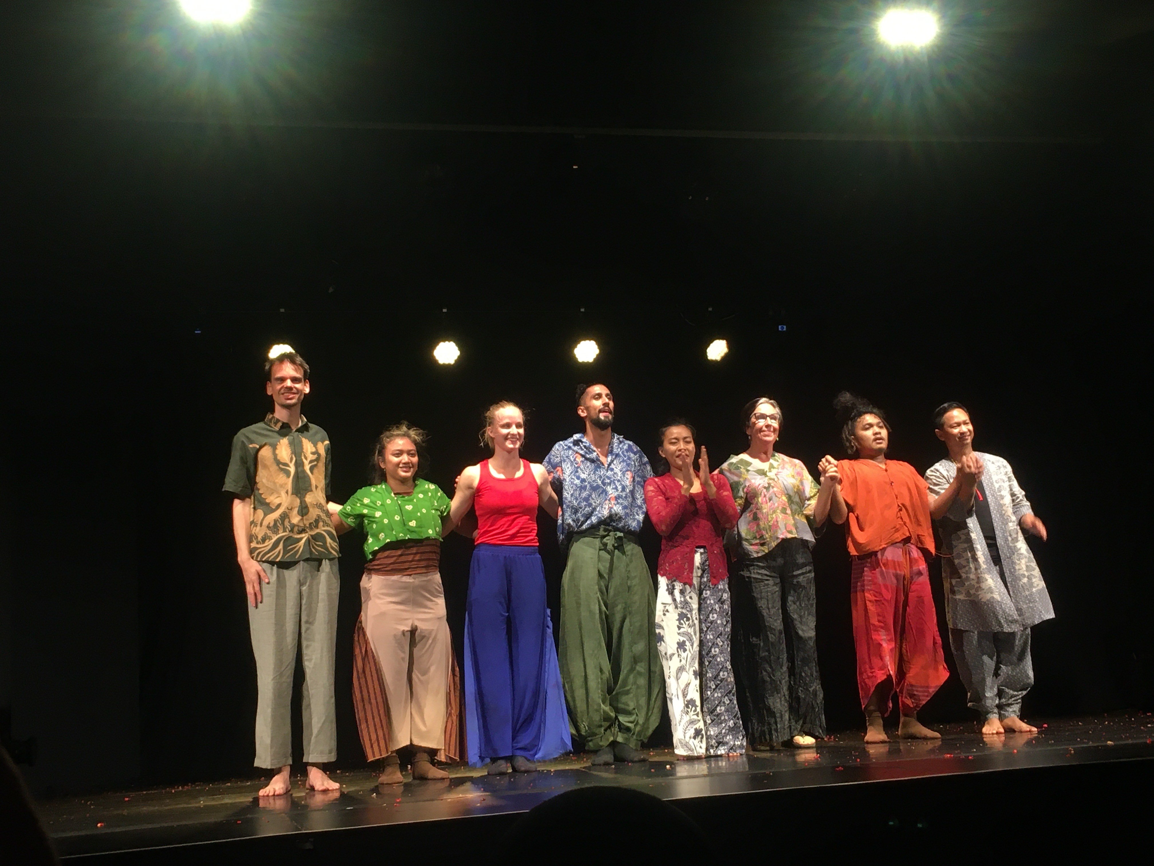 Para penari dan koreografer pertunjukan tari Tjampoer di Erasmus Huis, Jakarta, pada Selasa (28/6/2022)-Sumber gambar: Hypeabis.id/Luke Andaresta