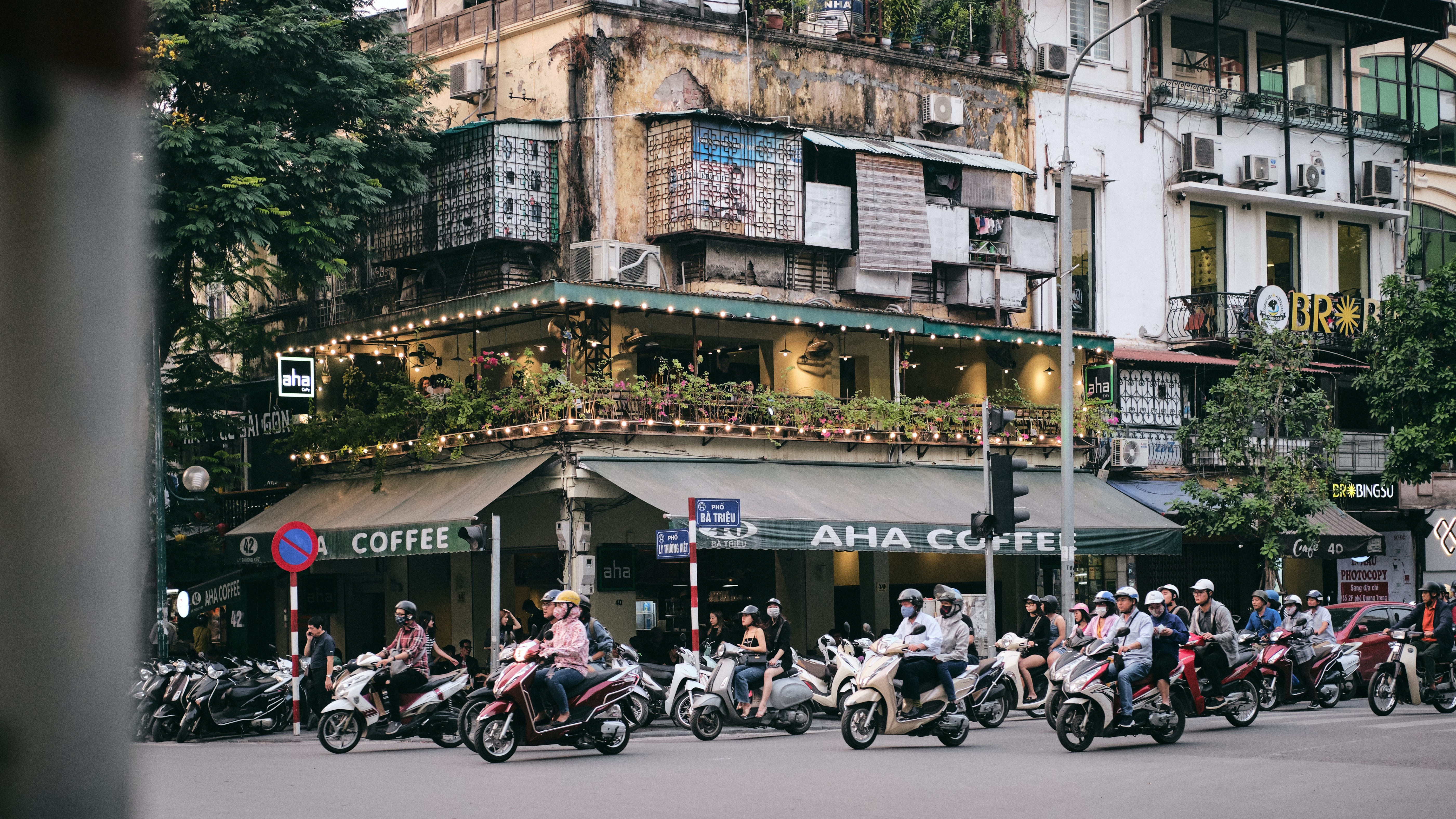 Sepeda motor merupakan transportasi utama di Hanoi (Unsplash/Elliot Andrews)  