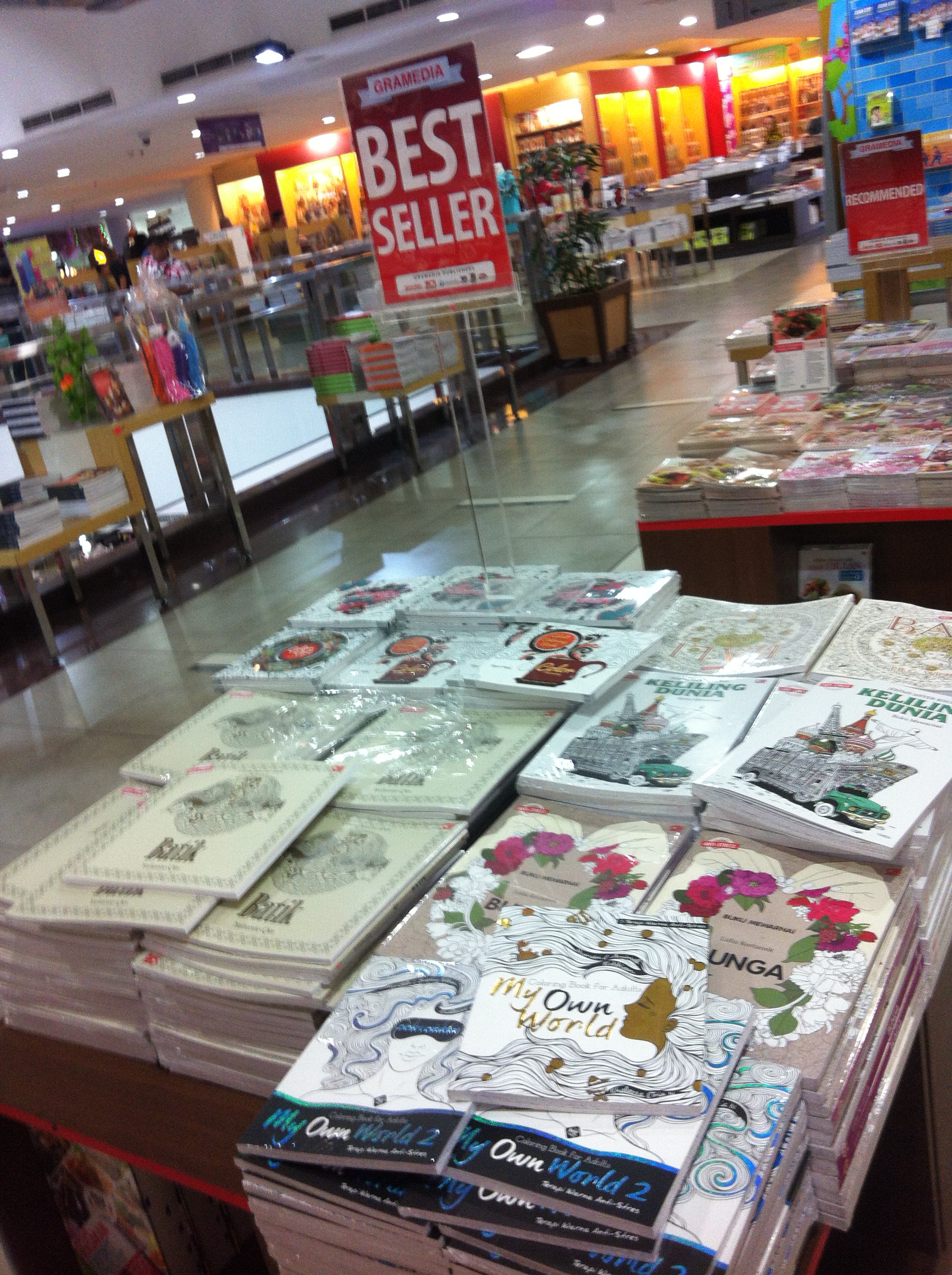 Buku-buku mewarnai yang menjadi produk best seller di salah satu toko buku di Jakarta. (sumber gambar Roni Yunianto)