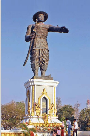 Patung Chou Anouvong, raja terakhir Vientiane Lao yang menghadap ke Sungai Mekong (sumber gambar: Hypeabis/Roni Yunianto)