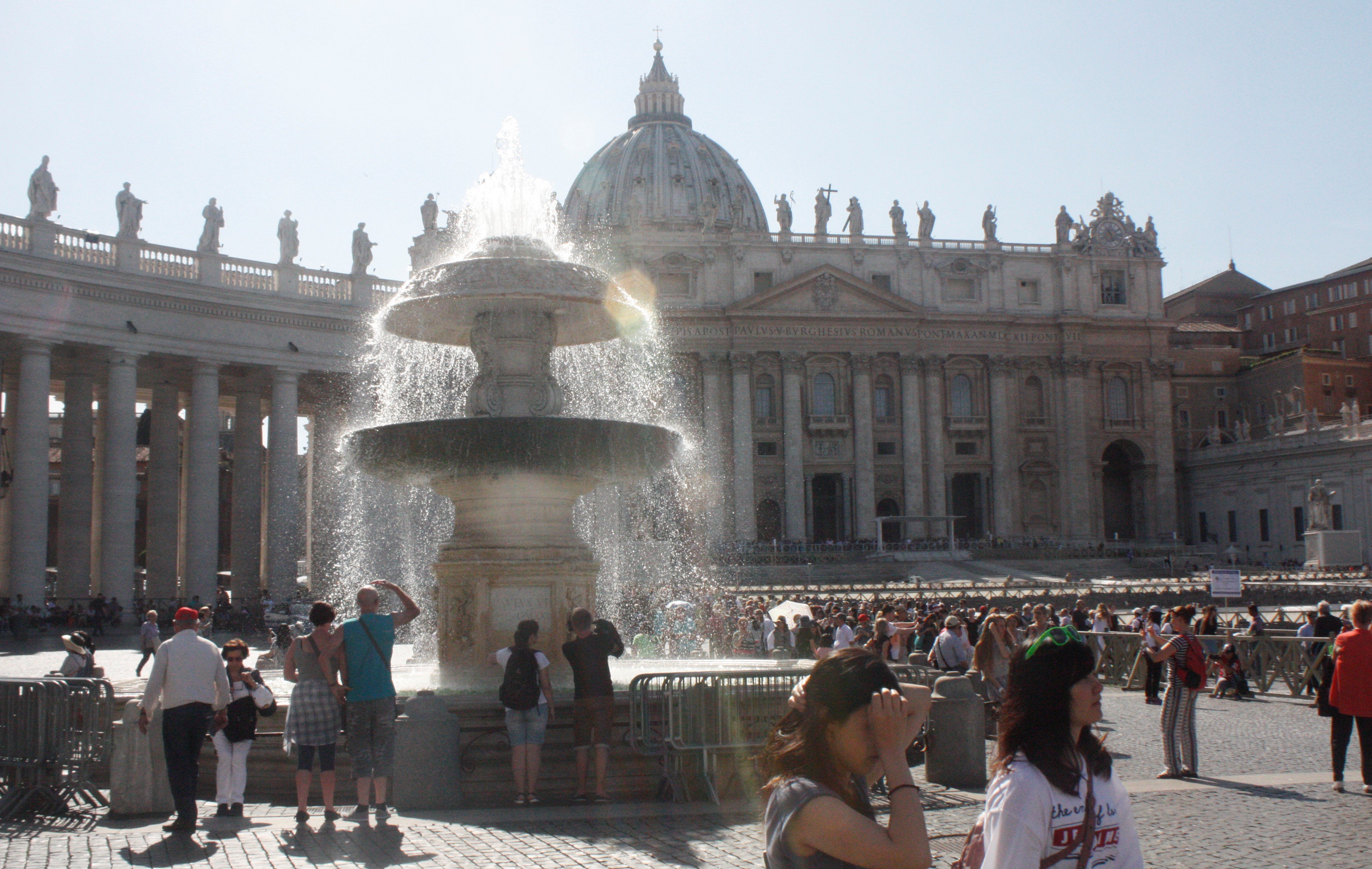 Salah satu sisi kompleks Vatikan (sumber gambar: Hypeabis/Roni Yunianto)