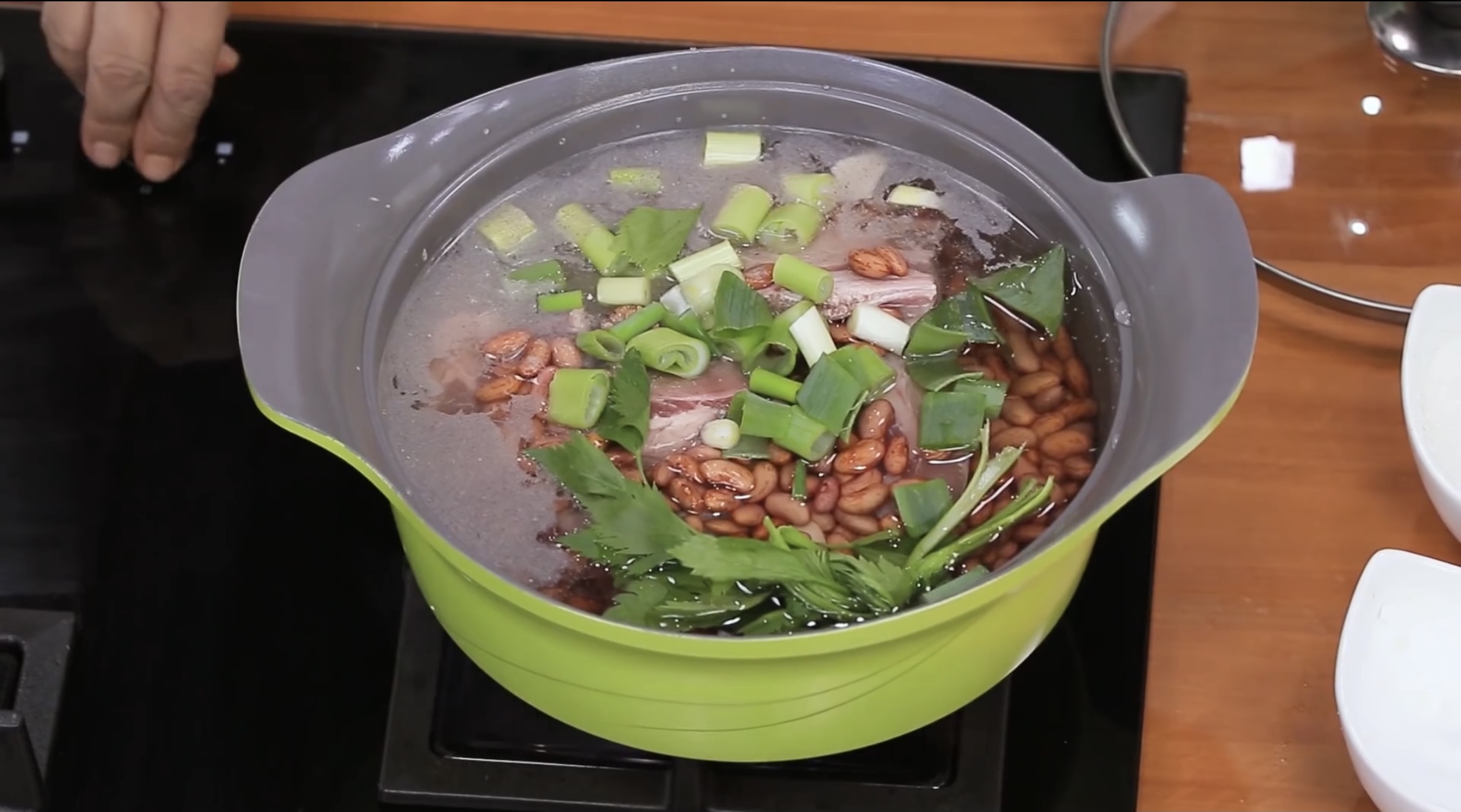 Proses memasak sup brenebon. (Sumber gambar : Youtube Rasa Sayang