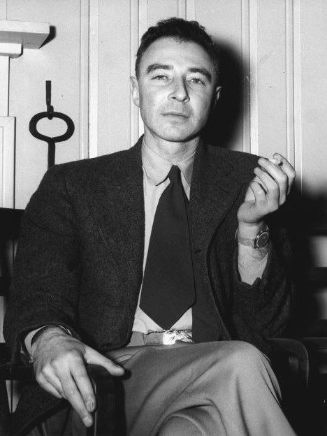 J. Robert Oppenheimer. (Sumber gambar: Wikimedia Commons/Ed Westcott)