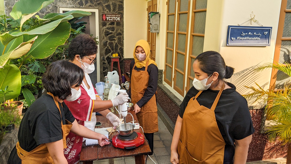 Workshop membuat sabun cuci ramah lingkungan (Sumber gambar: Sejauh Mata Memandang)