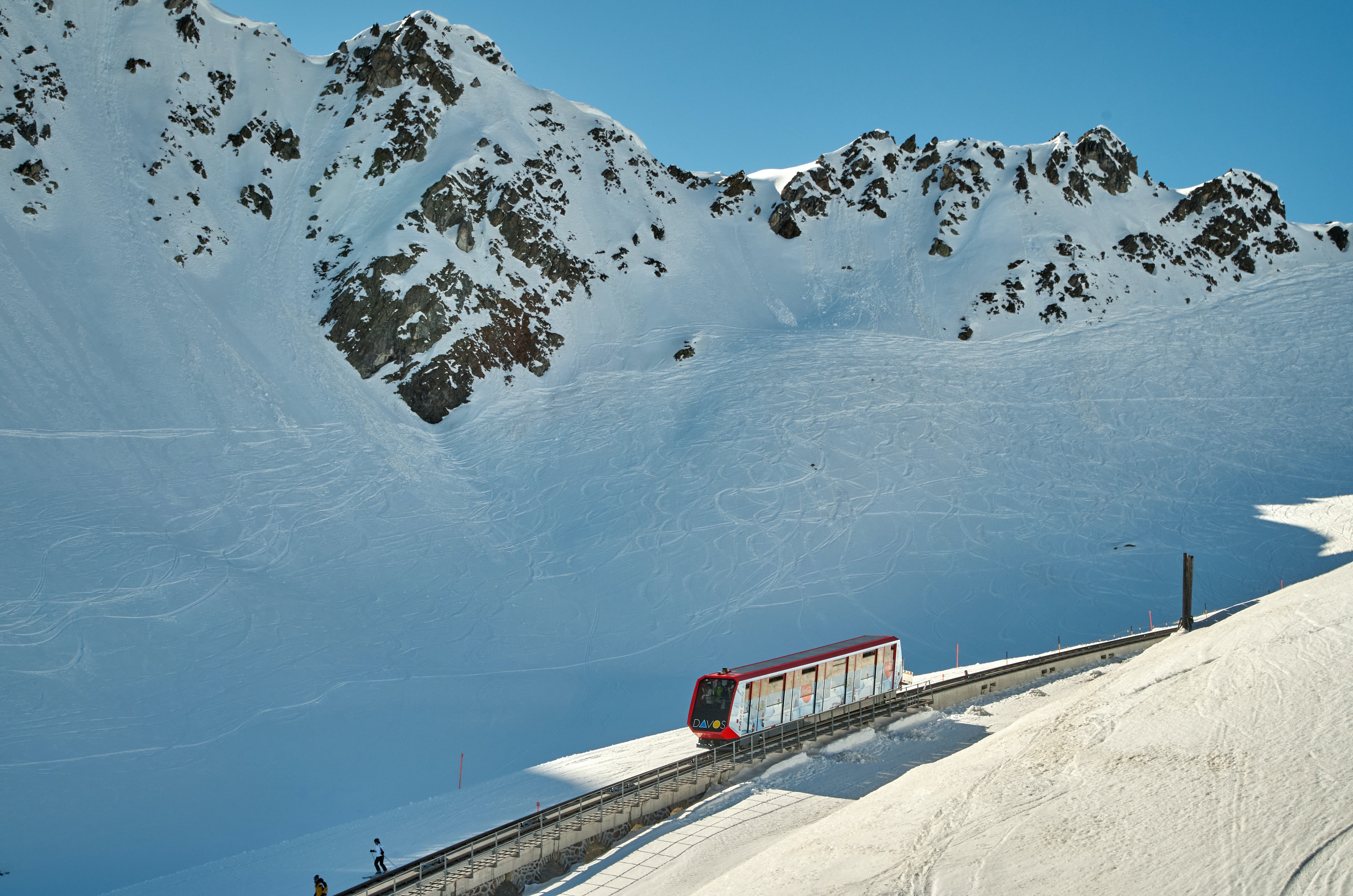 Menikmati pegunungan Alpen (Sumber gambar: pexels/Valentina Kurkov)