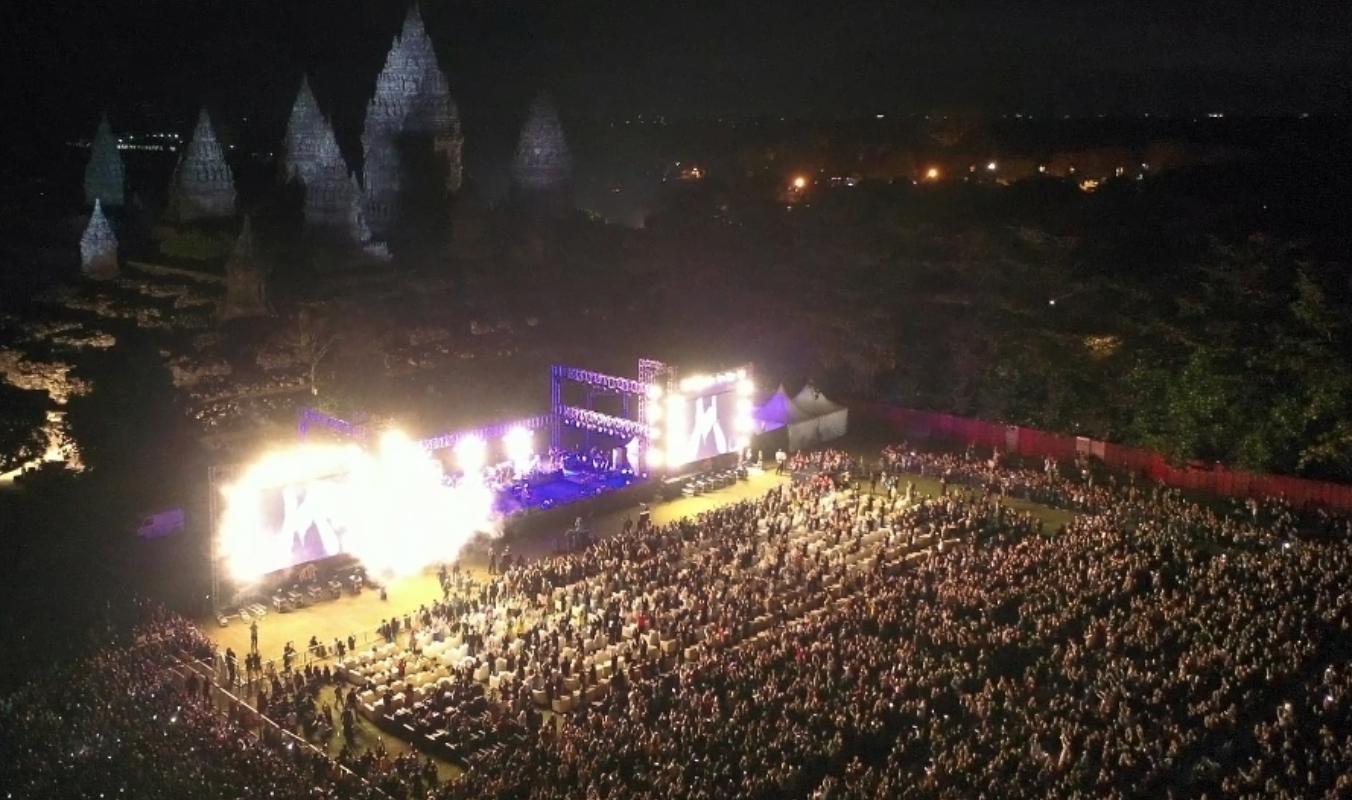 Suasana konser Dewa 19 di Kompleks Candi Prambanan, Yogyakarta, pada Sabtu (6/8/2022) malam (Sumber gambar: