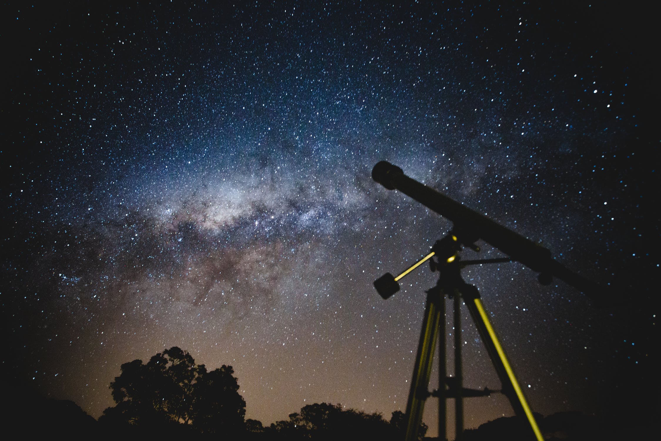 Teleskop, alat untuk meneropong bintang. (Sumber gambar : Pexels/Lucas Pezeta)