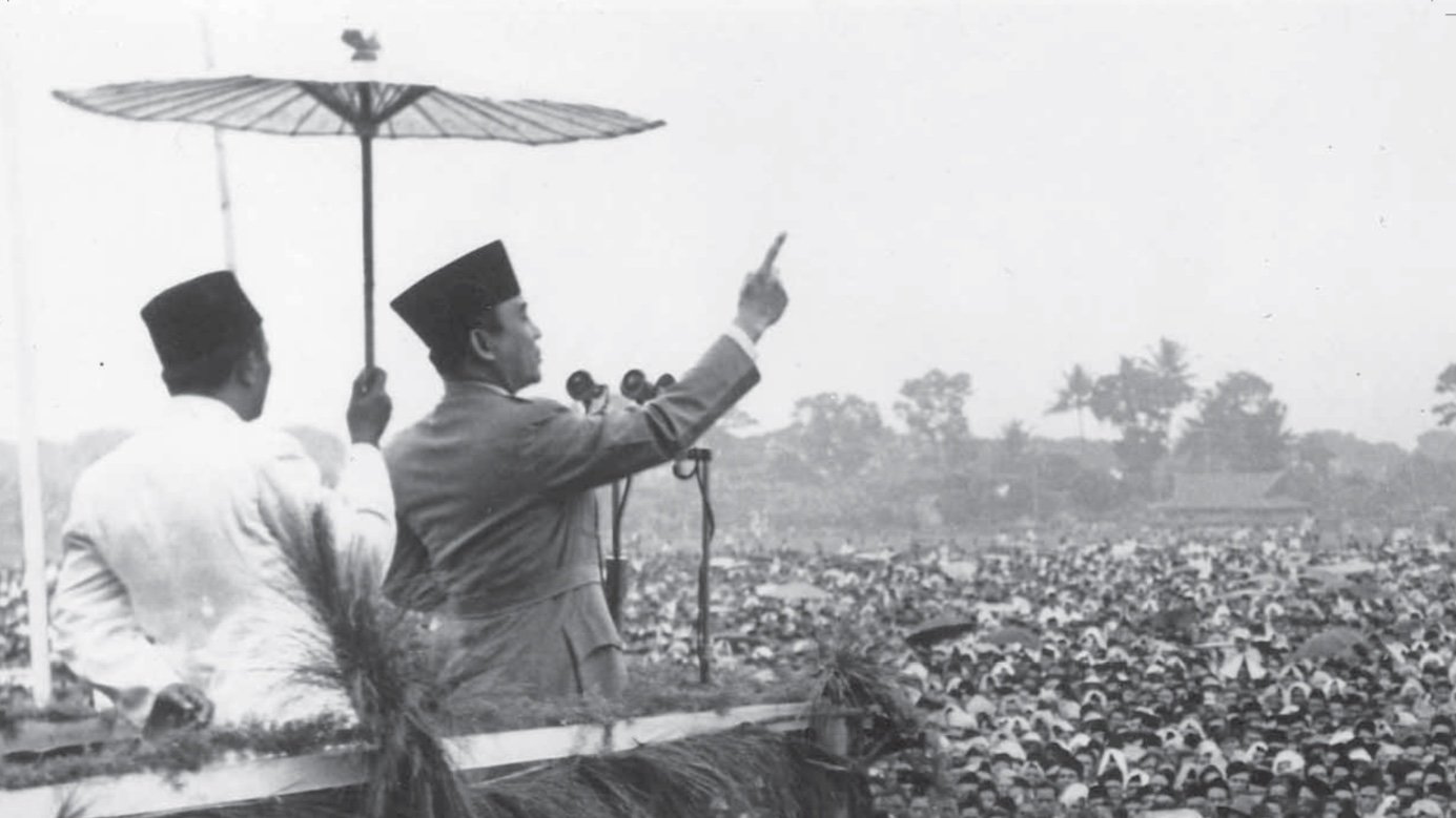 Bung Karno saat memimpin rapat besar bersama rakyat Indonesia. (Sumber : ANRI)