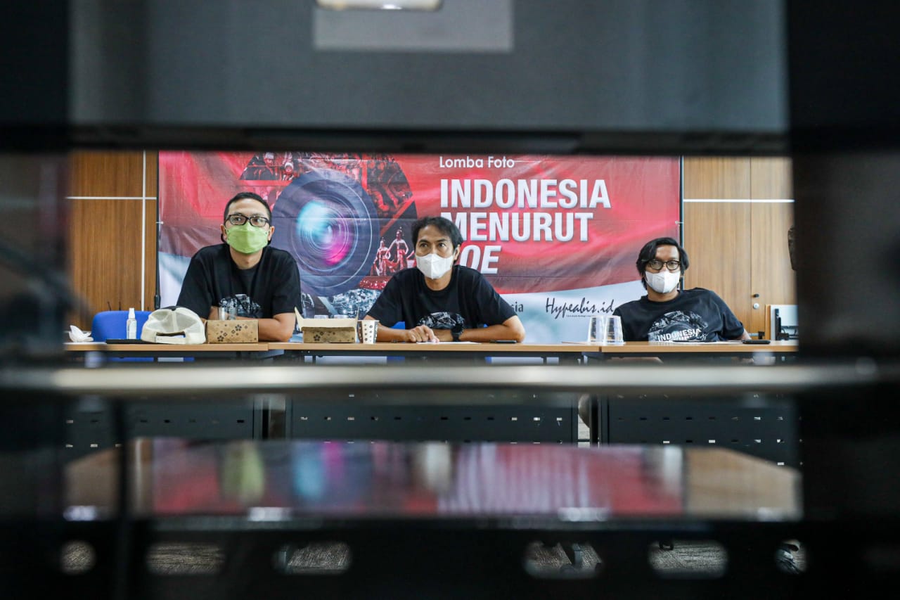  Juri lomba foto 'Indonesia Menurut Loe' (dari kiri ke kanan) Mast Irham, Yayus Yuswo Prihanto, Ketua Panitia Lomba Foto Himawan L Nugraha (sumber gambar: hypeabis/Abdurachman)