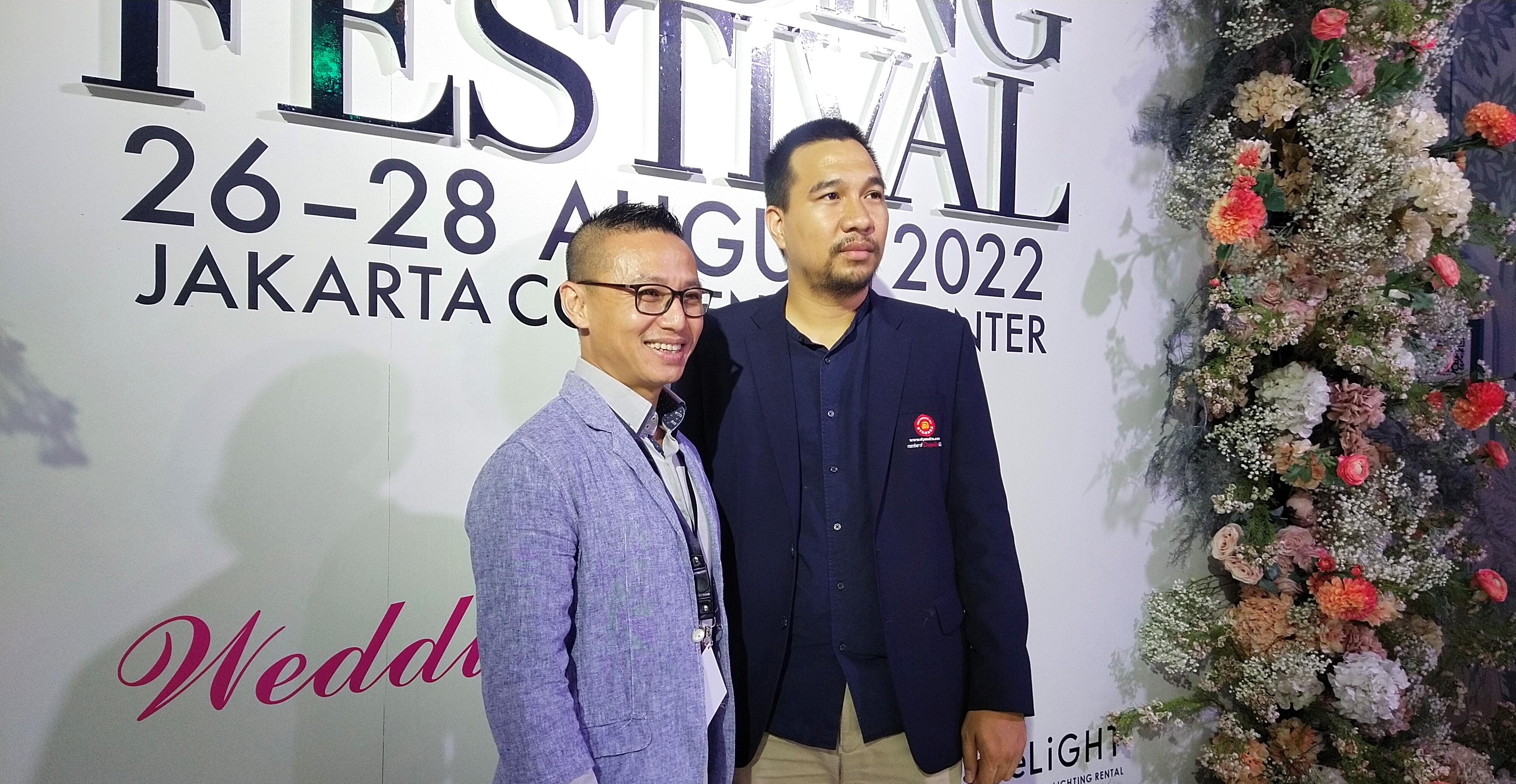 CEO Weddingku Group Tono Rahardja (kiri) dan Project Manager Dyandra Promosindo Rio Murriyansah (kanan) dalam Jakarta Wedding Festival 2022, Jumat (26/8/2022). (Sumber gambar: Hypeabis.id/Laurensia Felise)