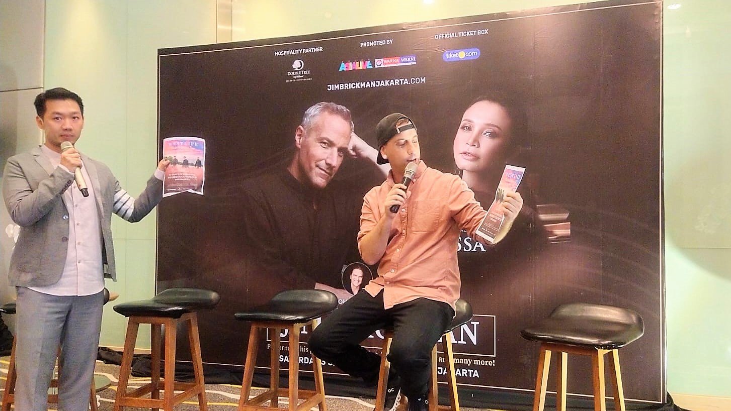 Dave Moffatt (kanan) saat pasca konferensi pers konser Jim Brickman Live in Jakarta 2022, Kamis (1/9/2022). (Sumber gambar: Hypeabis.id/Laurensia Felise)