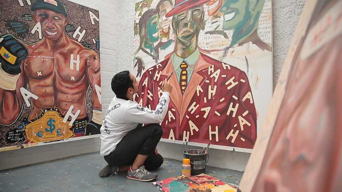 Seniman Naufal Abshar saat sedang melukis (Sumber gambar: mldspot.com)