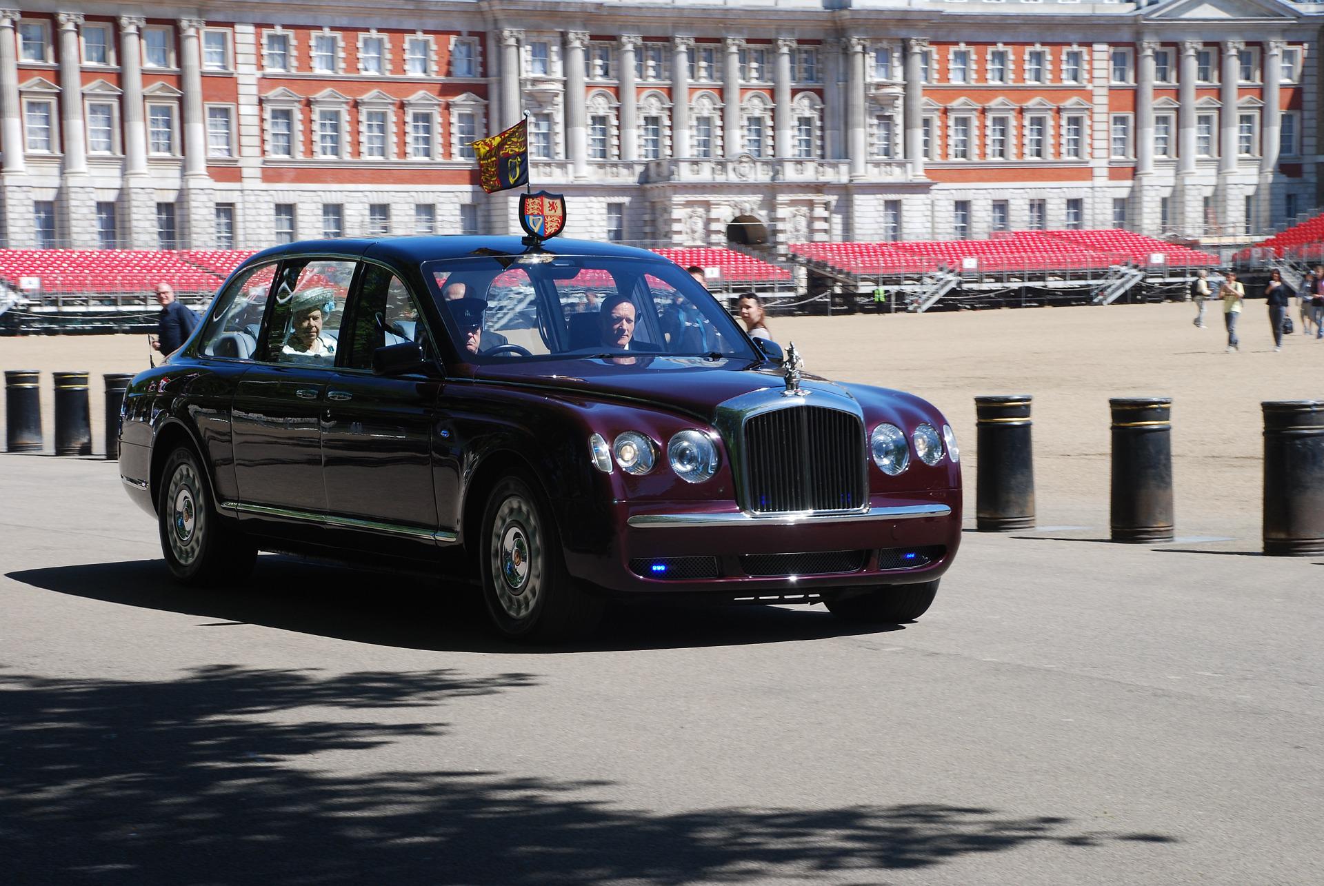 Ratu Elizabeth II saat di mobil (Sumber gambar: LuciaLucy/Pixabay)