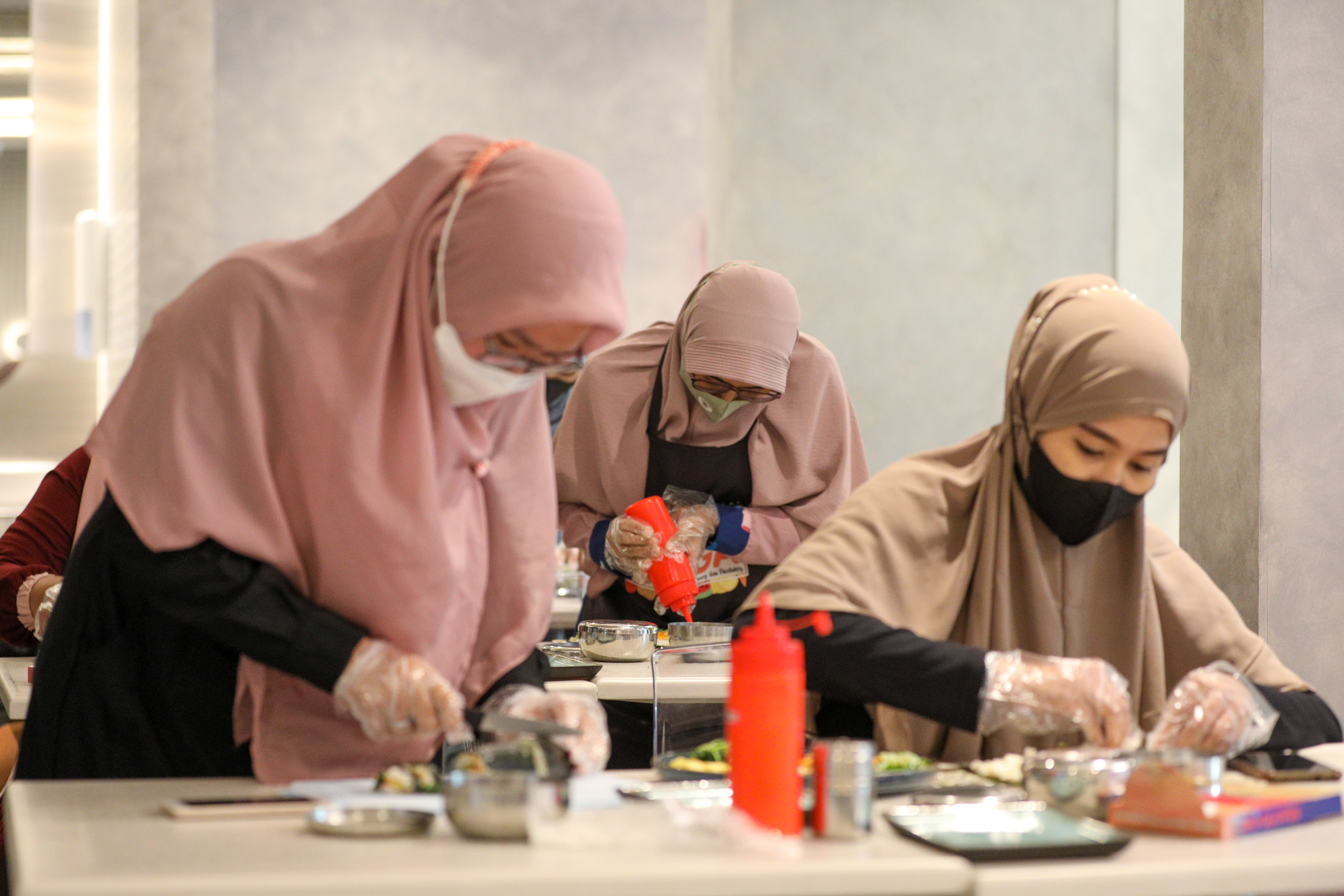 Para peserta tengah menyiapkan menu masing-masing (Sumber gambar: Hypeabis.id/Suselo Jati)