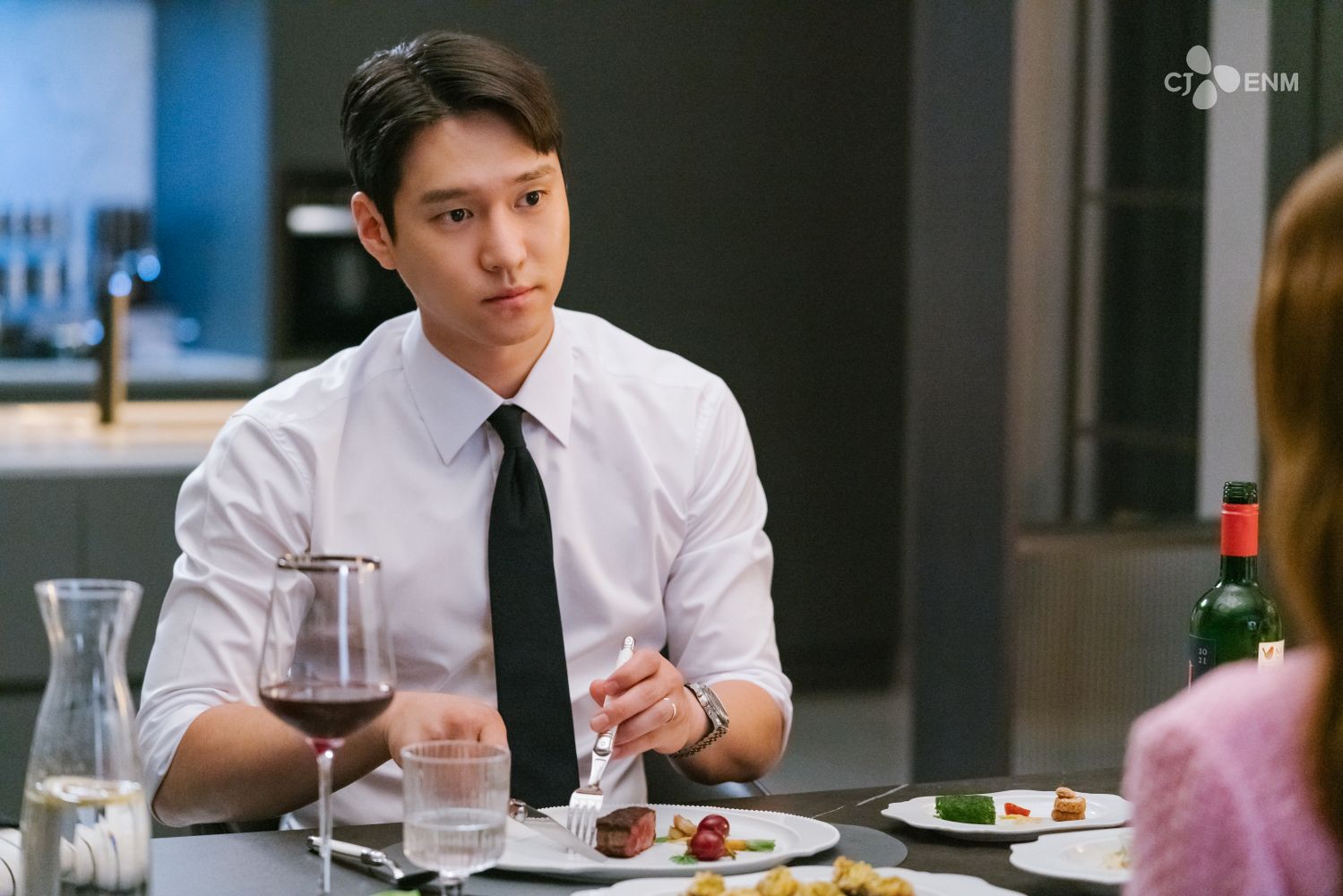 Go Kyung-pyo dalam drama Love in Contract. (Sumber gambar: tvN/CJ ENM)