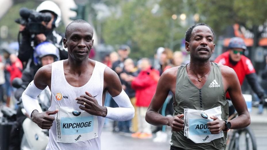 Juara maraton Olimpiade Eliud Kipchoge (Kenya) dan pemenang BMW Berlin-Marathon 2021 Guye Adola (Ethiopia). (Sumber gambar: SCC EVENTS)