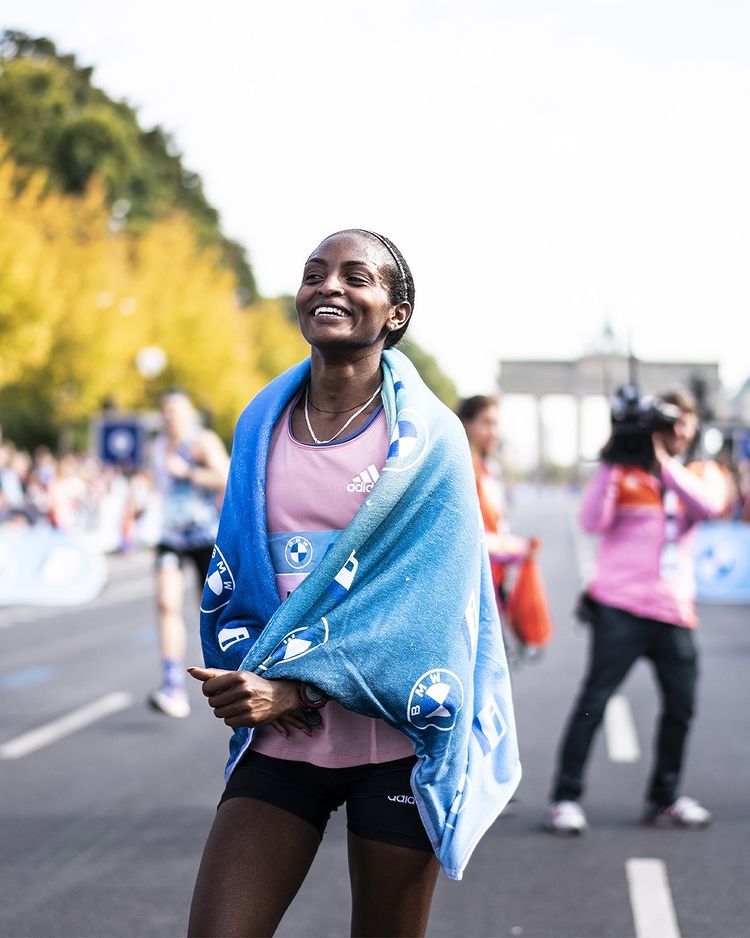 Pelari maraton putri Ethiopia Tigist Assefa (sumber gambar: SCC EVENTS-BMW Berlin-Marathon)