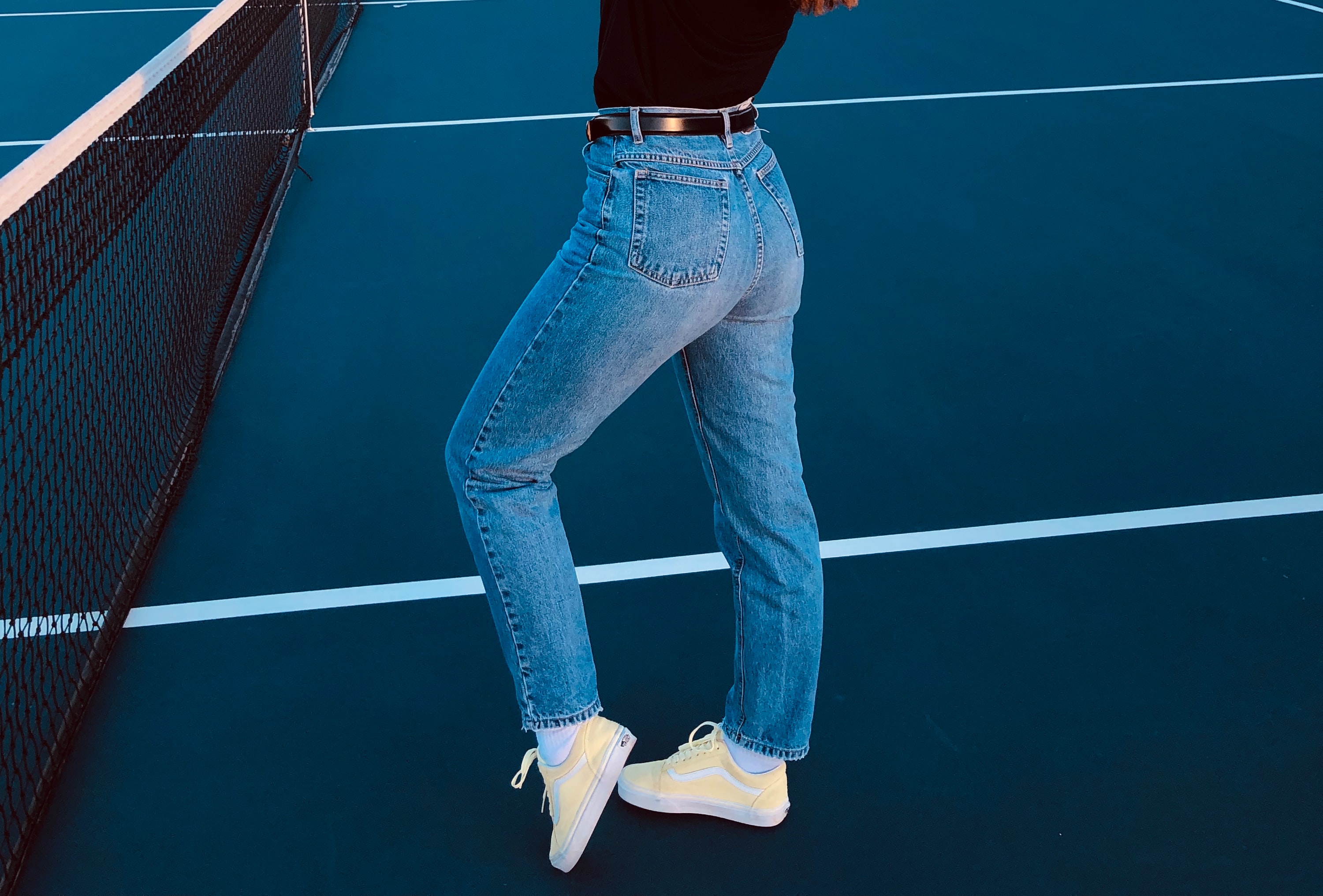 Straight jeans (Sumber gambar: Savie Huff/Unsplash)