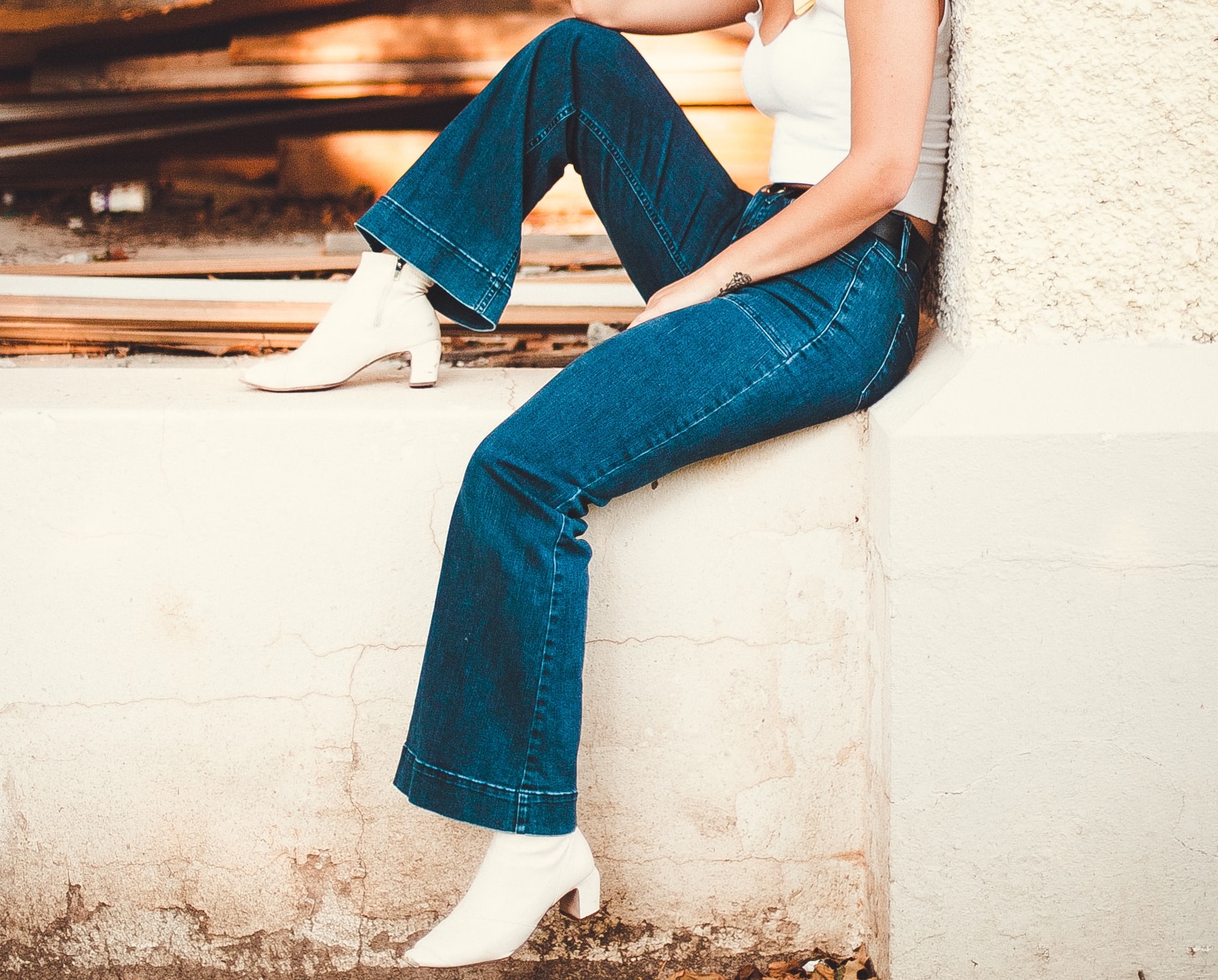 Wide leg jeans (Sumber gambar: Madison Compton/Unsplash)