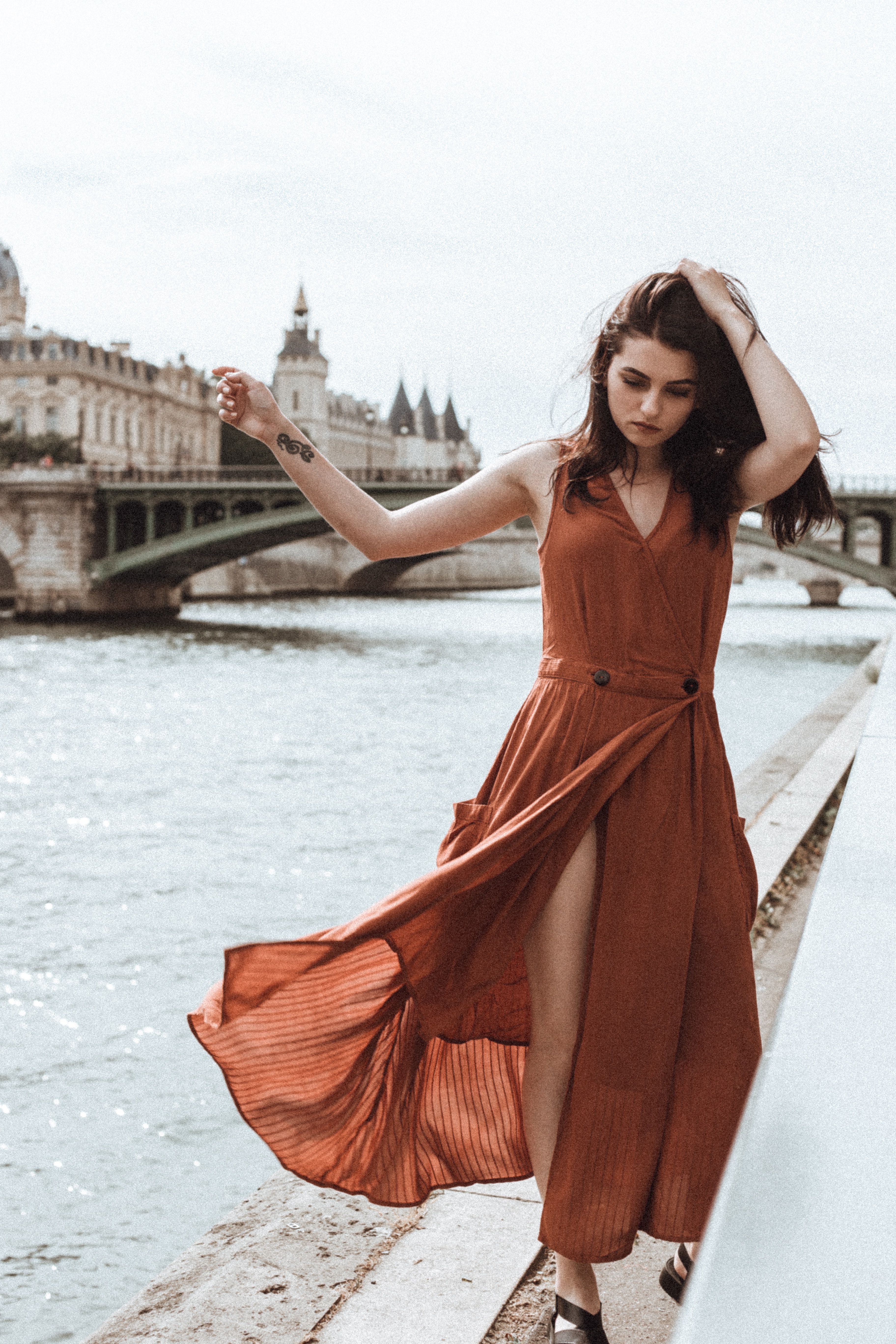 Two button long dress (Sumber gambar: Natalia Sobolivska/Unspalsh)