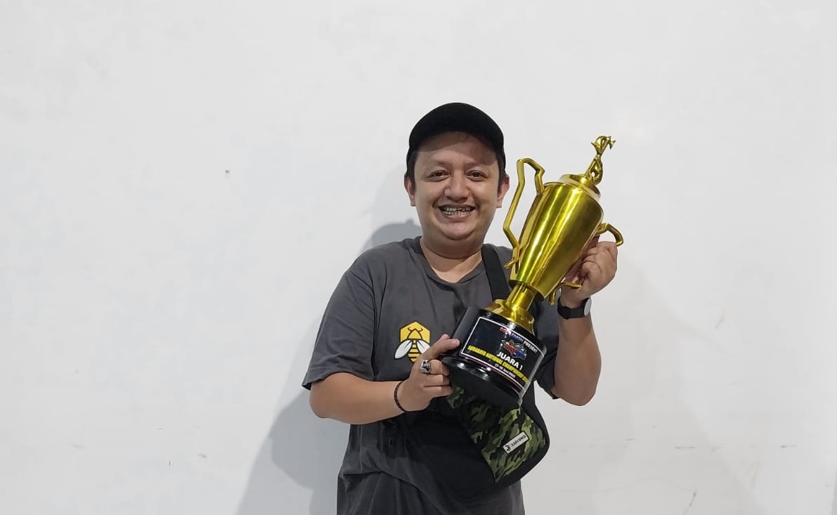Alfian dengan trofi kejuaraan Tamiya (Sumber gambar: Alfiyan)