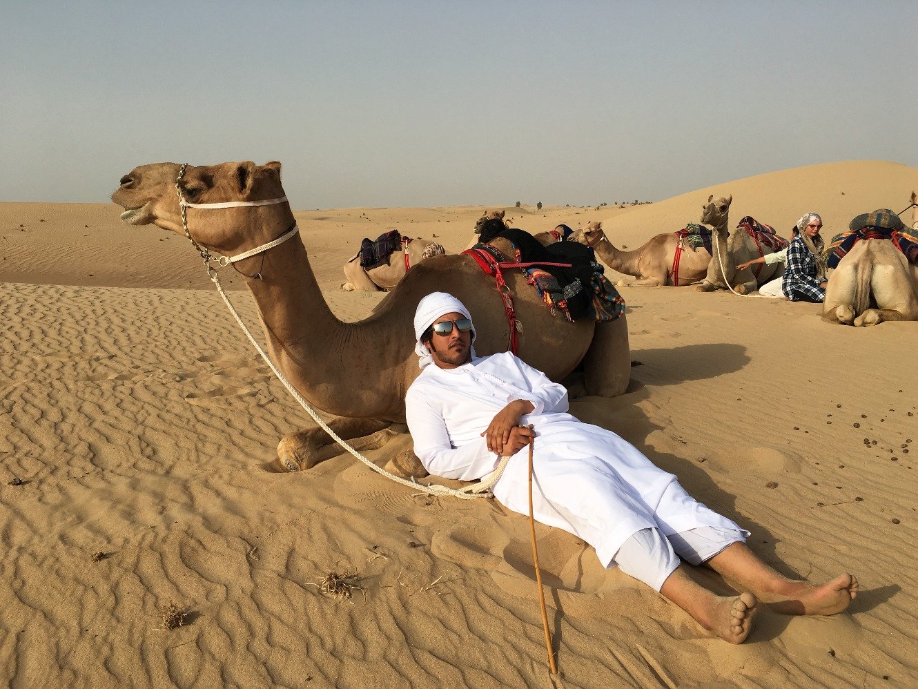 Pengunjung sedang menikmati ride dengan unta (Sumber gambar: The Camel Farm)